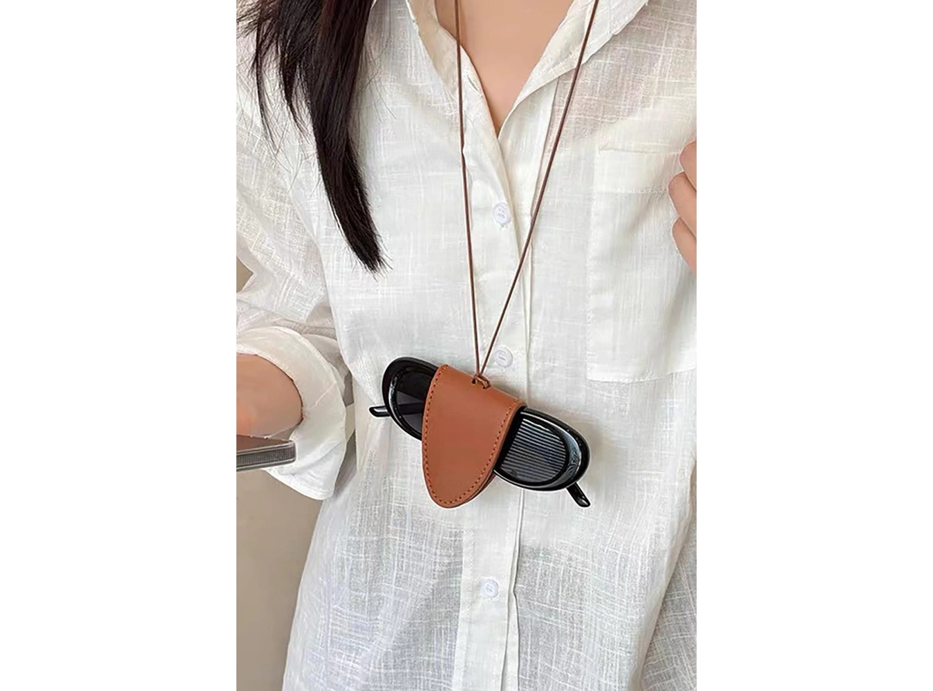 Kahve Renk Boyundan Asmalı Deri Gözlük Tutacağı