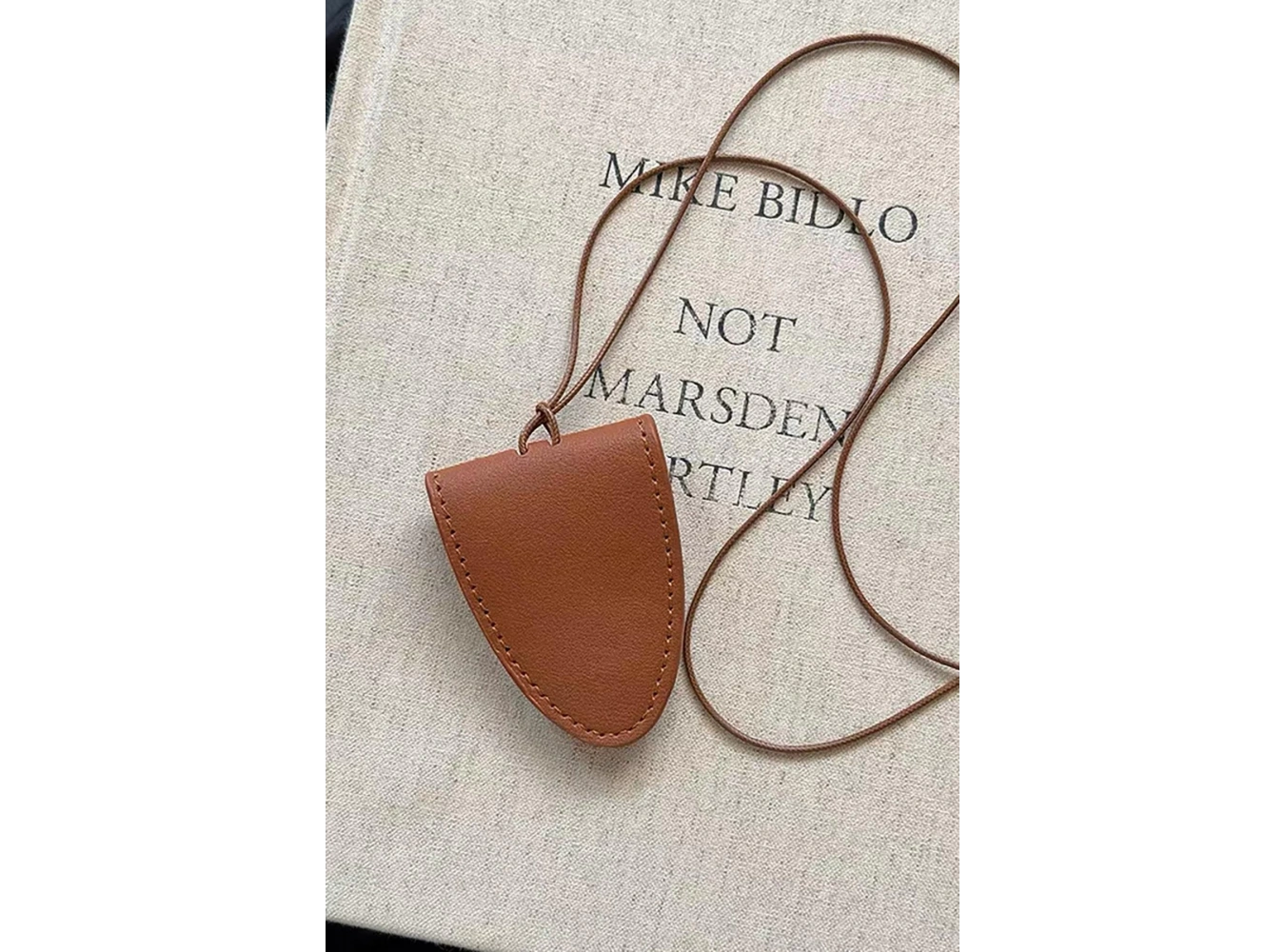 Kahve Renk Boyundan Asmalı Deri Gözlük Tutacağı