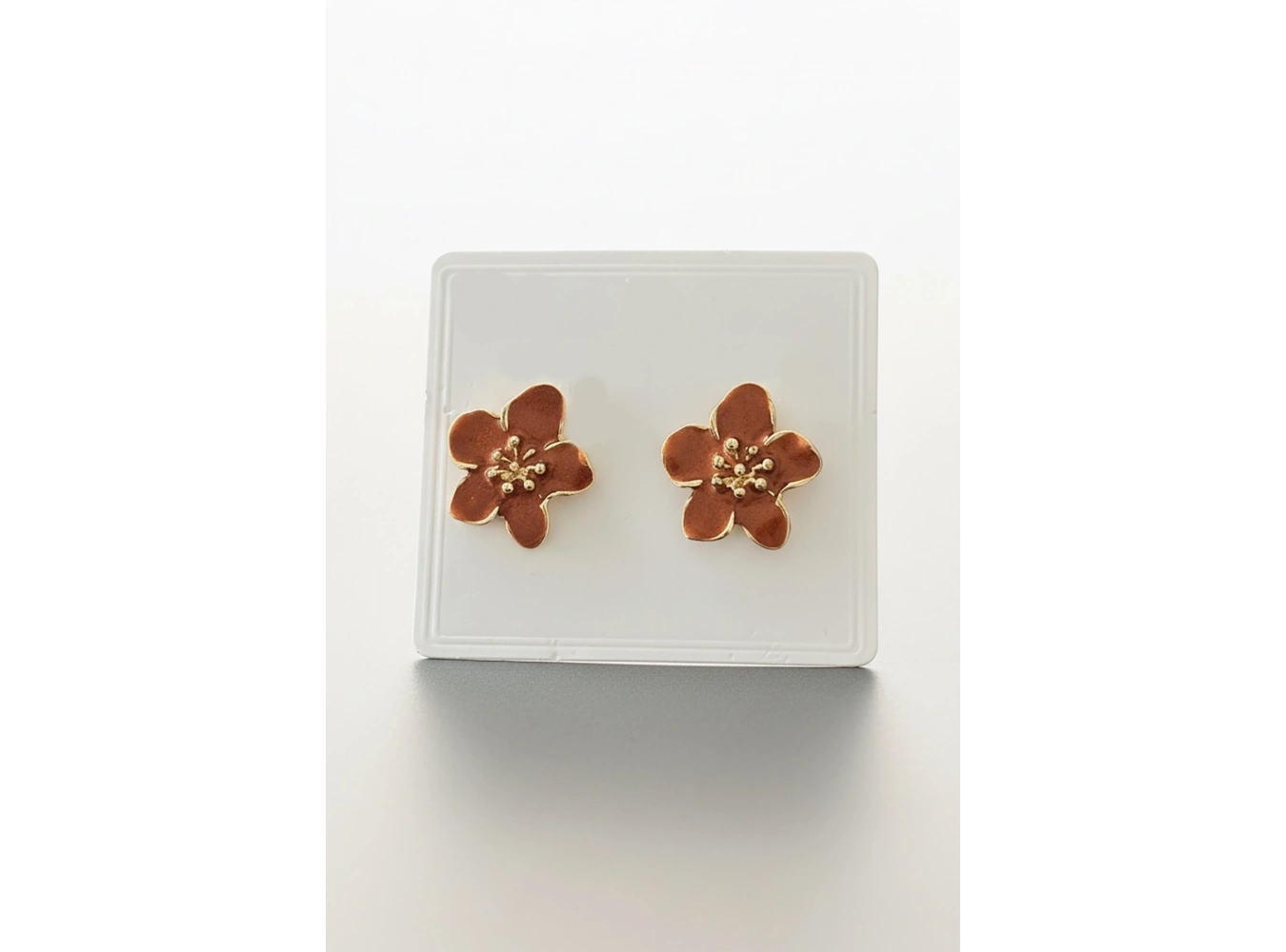 Kahve Renk Çiçek Figürlü Küpe (Çift)