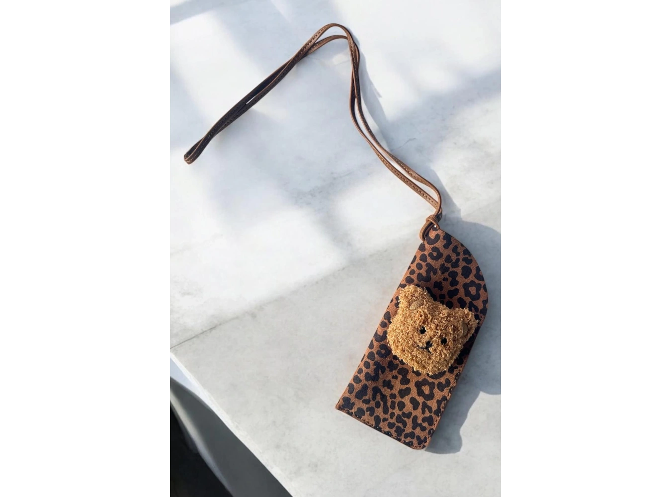 Kahve Renk Leopar Desenli Ayıcık Figürlü Boyundan Asmalı Gözlük Kılıfı