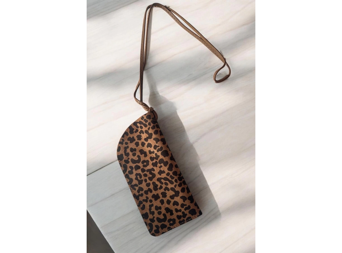 Kahve Renk Leopar Desenli Boyundan Asmalı Gözlük Kılıfı