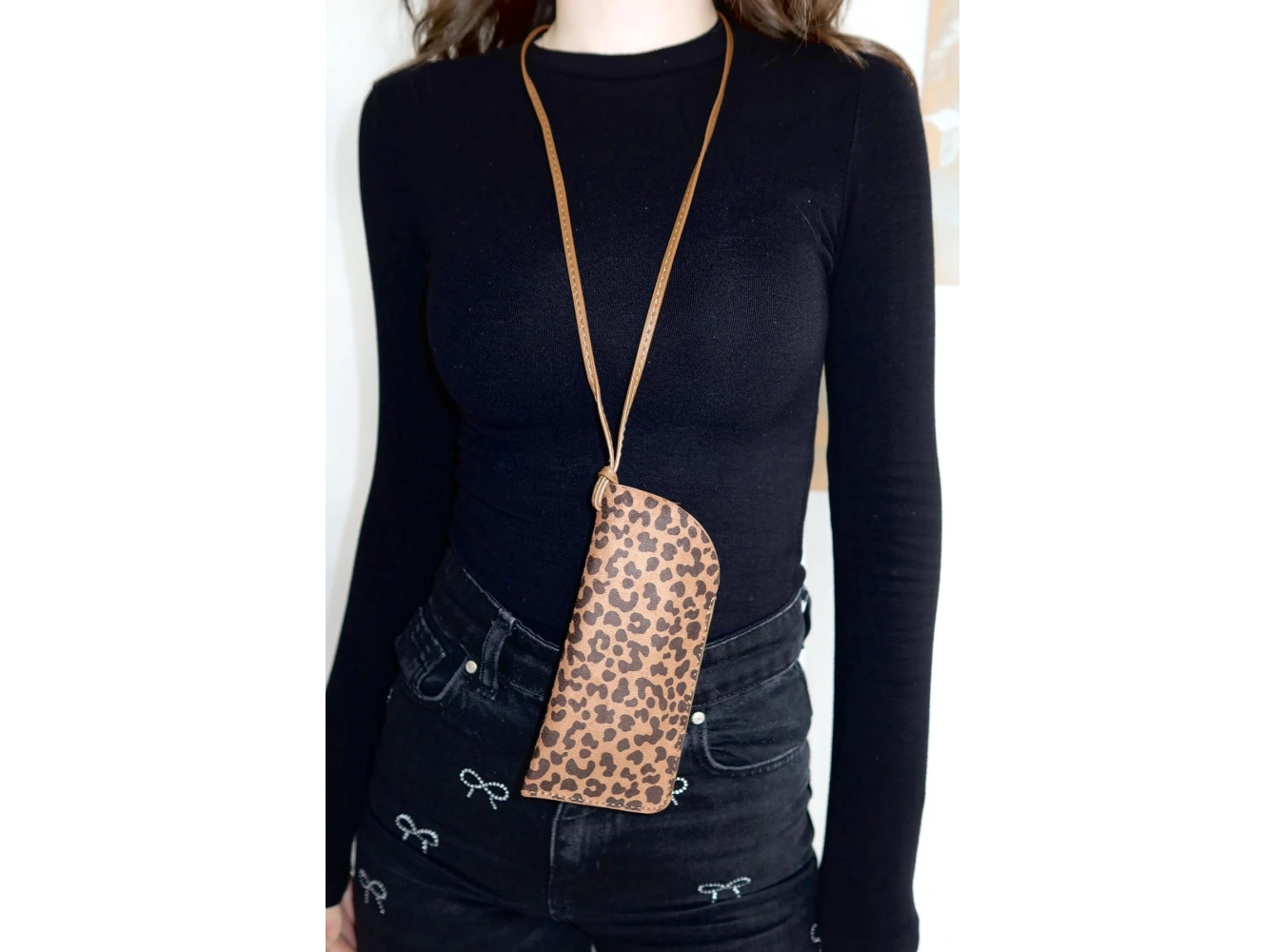 Kahve Renk Leopar Desenli Boyundan Asmalı Gözlük Kılıfı