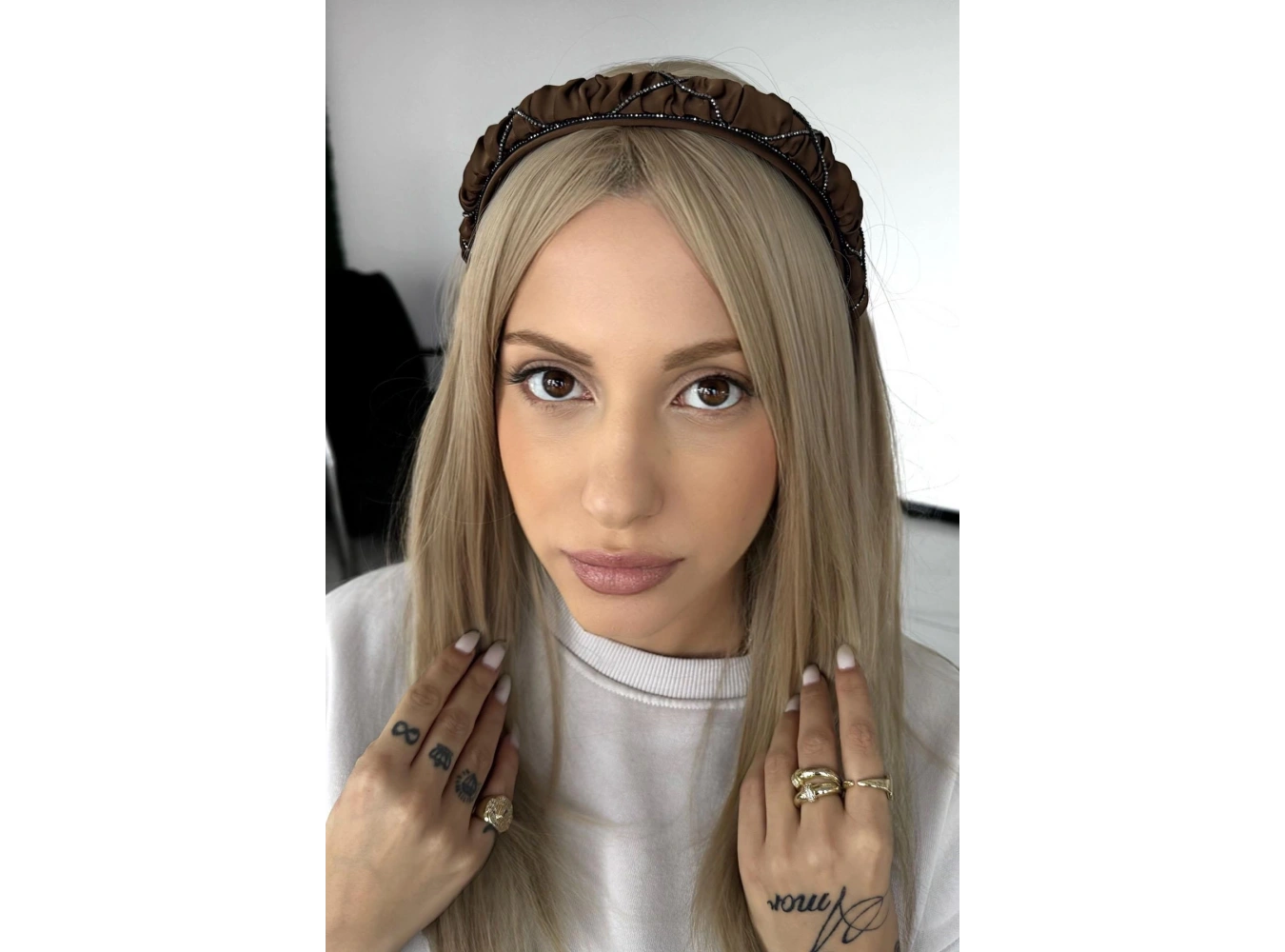 Kahve Renk Taş Detaylı Taç