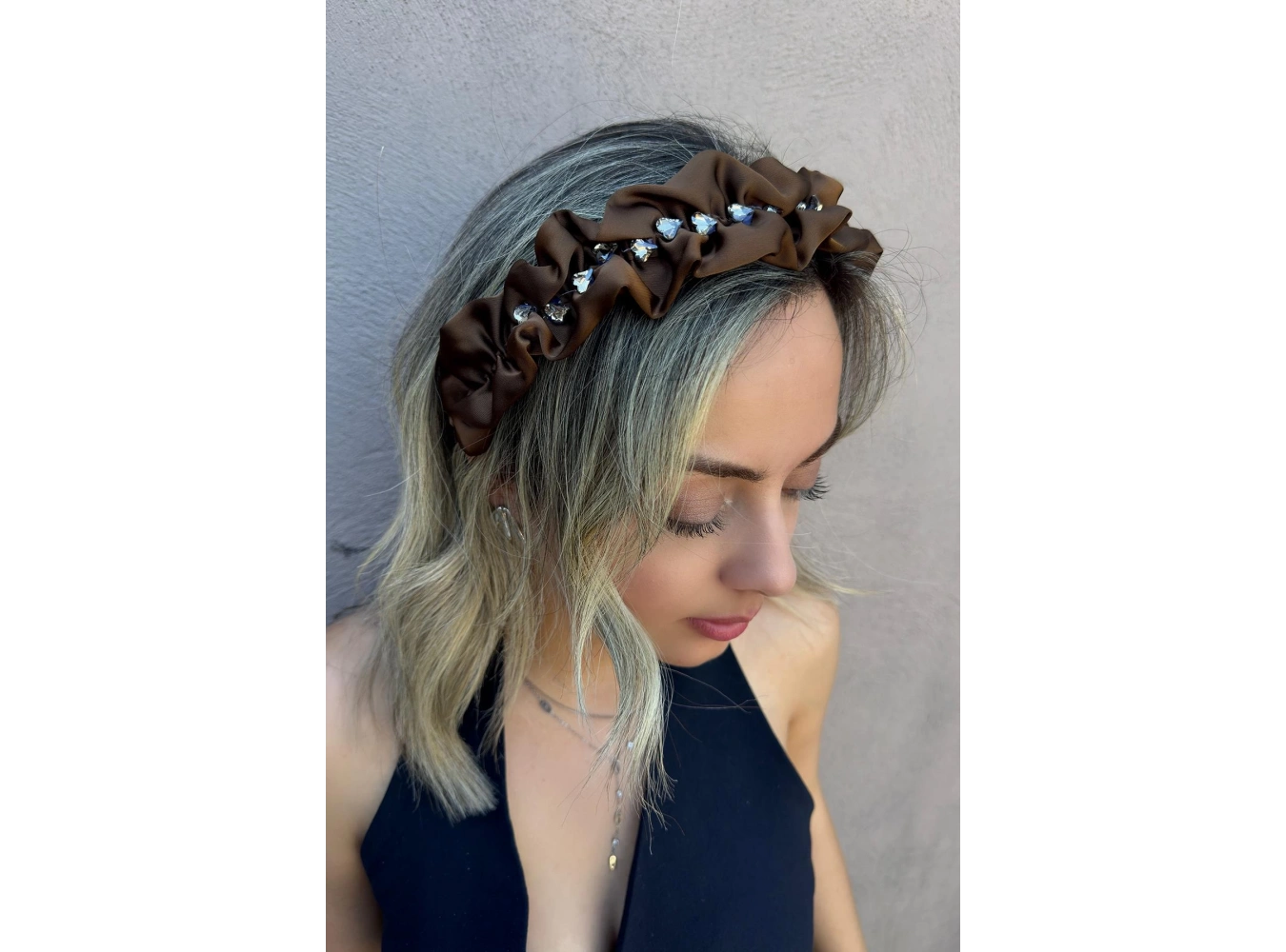 Kahve Renk Taş Detaylı Taç