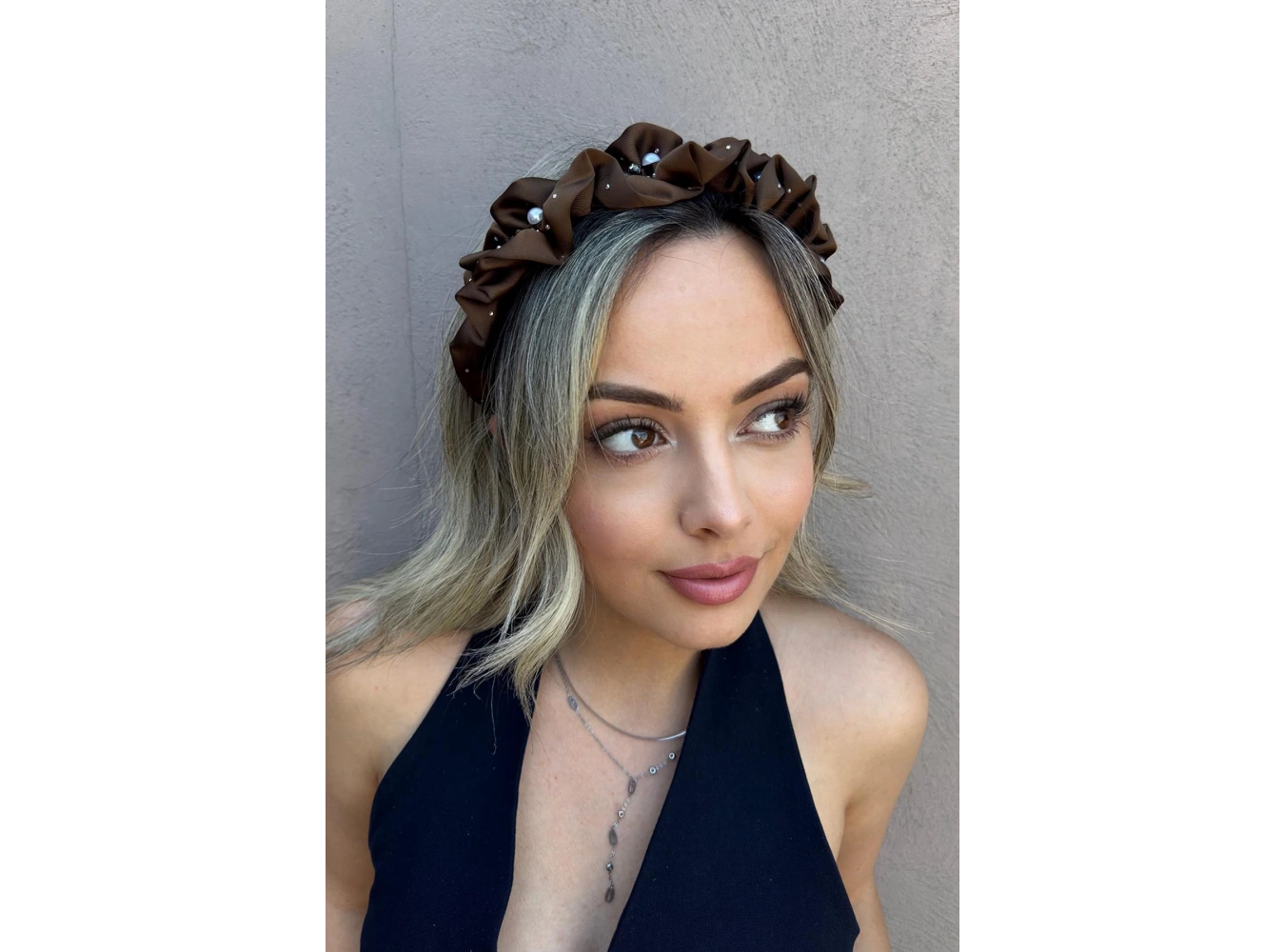 Kahve Renk Taş Detaylı Taç