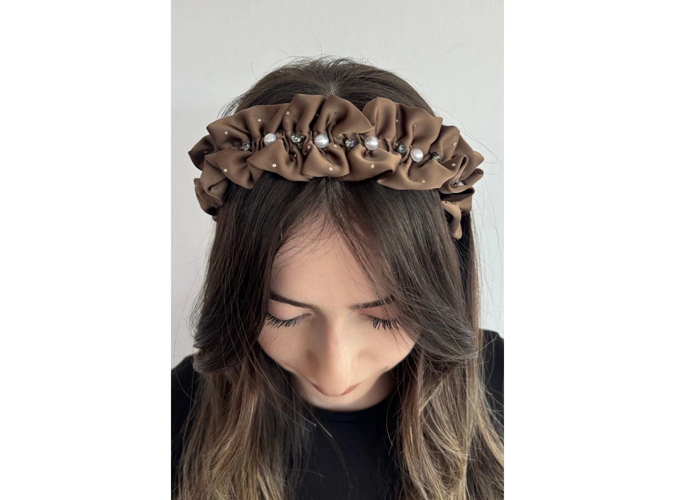 Kahve Renk Taş Ve İnci Detaylı Taç