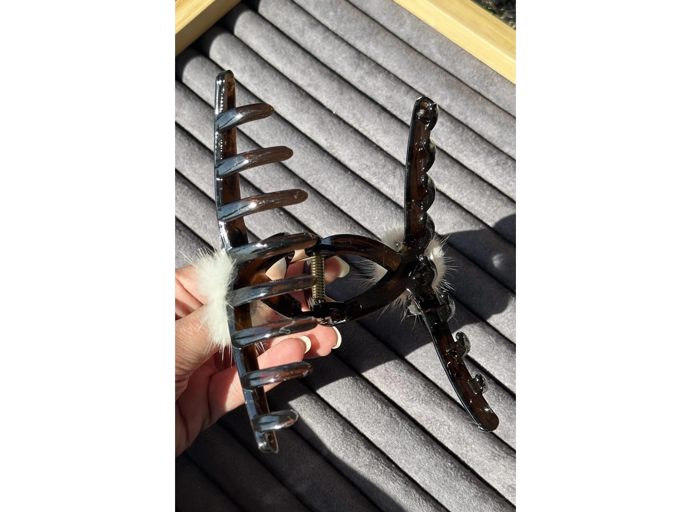 Kahve Renk Taş Ve Peluş Detaylı Mandal Toka