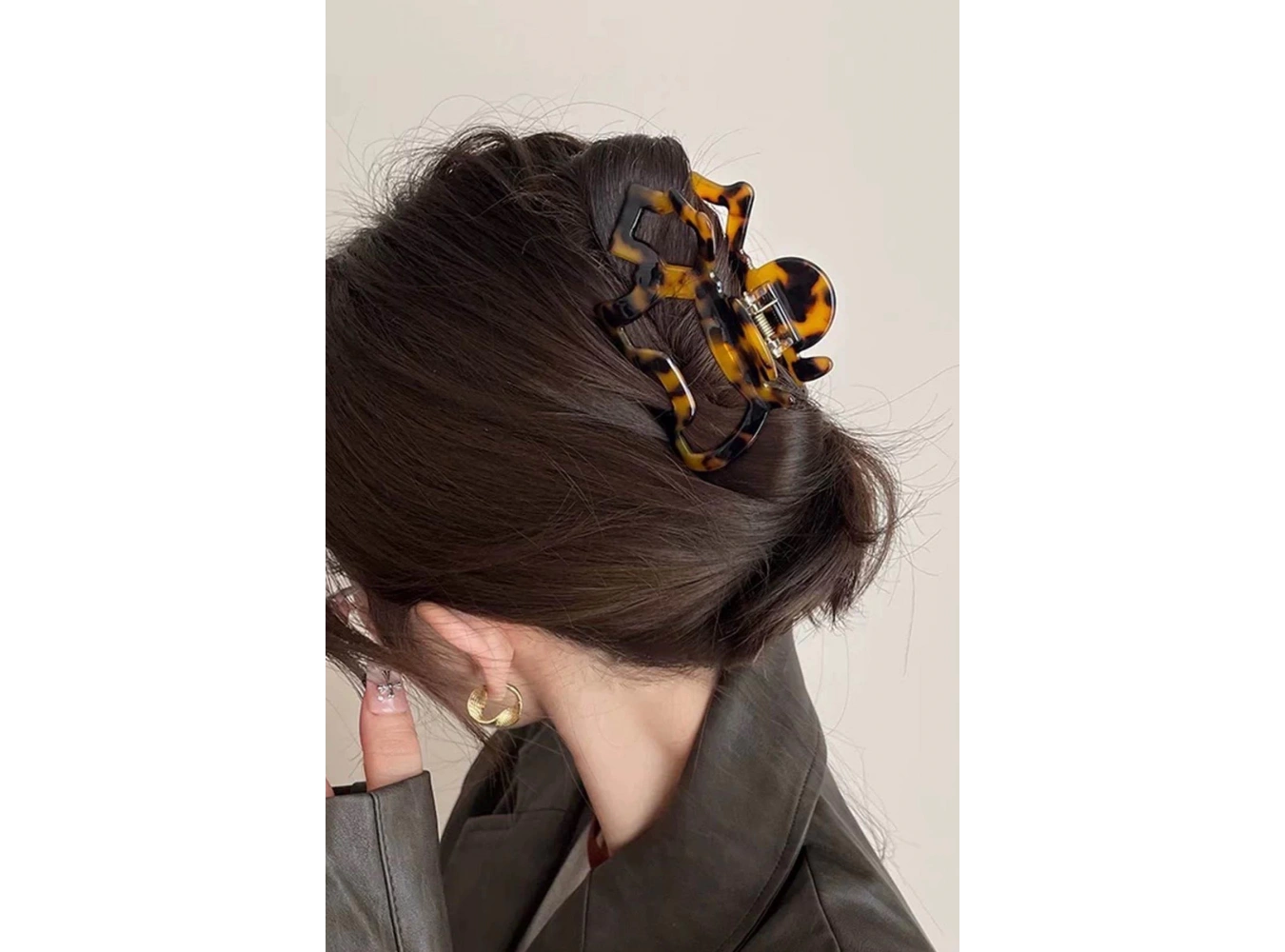 Kahverengi Agatha Köpek Figürlü Leopar Desenli Kemik Mandal Toka