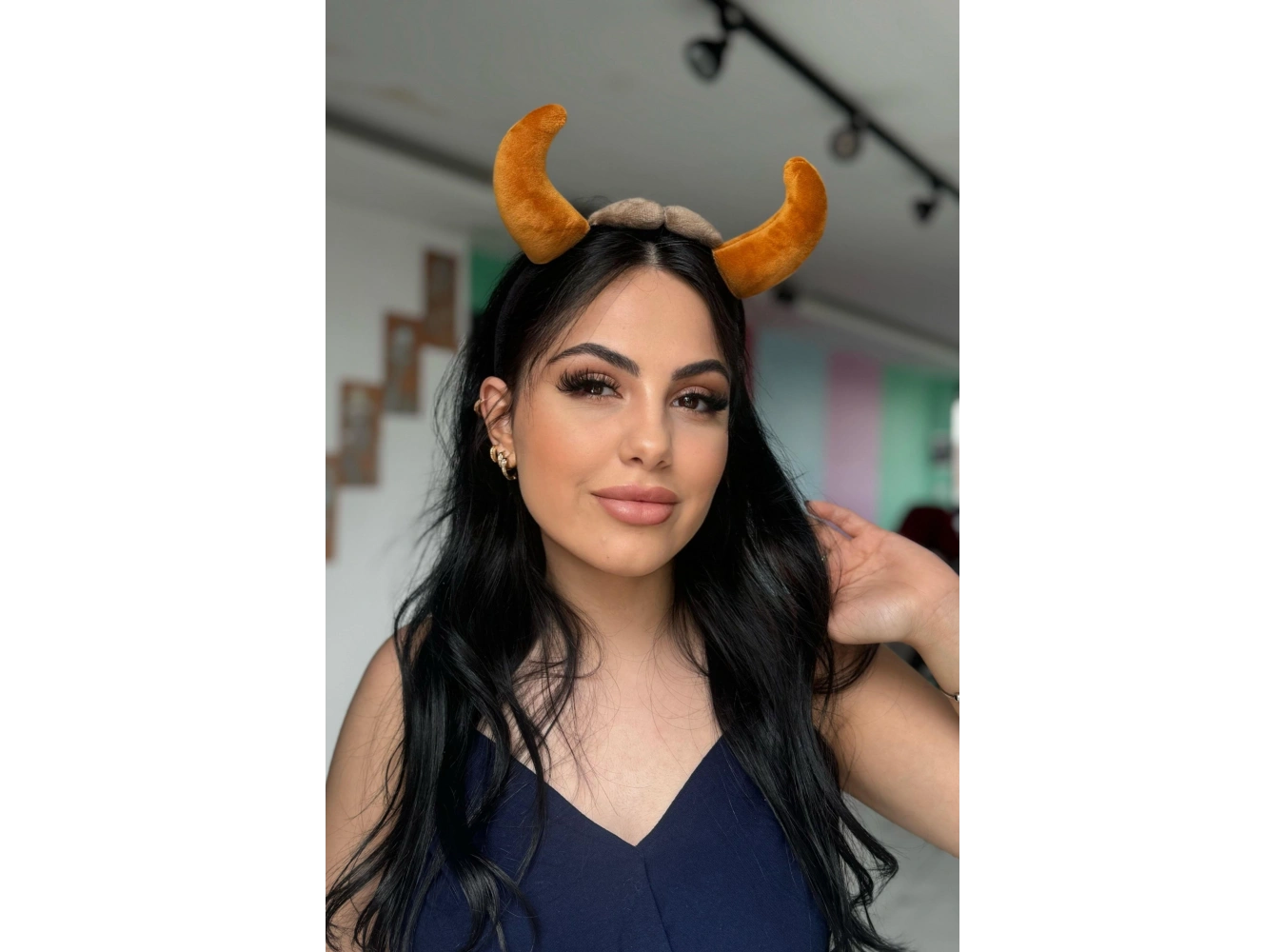 Kahverengi Boynuz Figürlü Taç