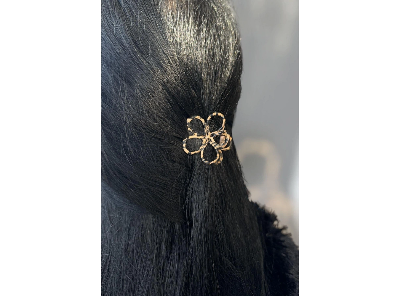 Kahverengi Çiçek Detaylı Leopar Desenli Mandal Toka