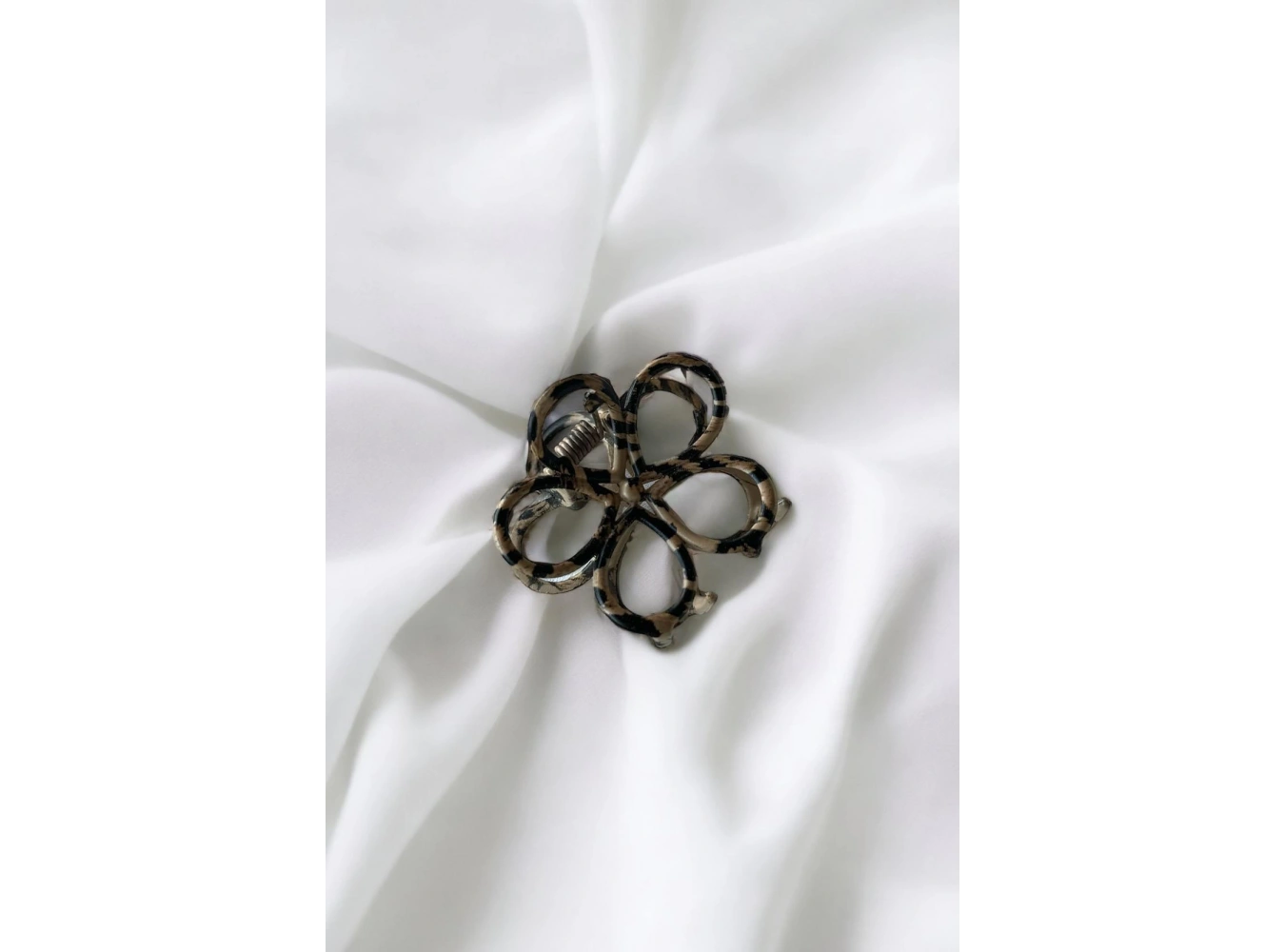 Kahverengi Çiçek Detaylı Leopar Desenli Mandal Toka