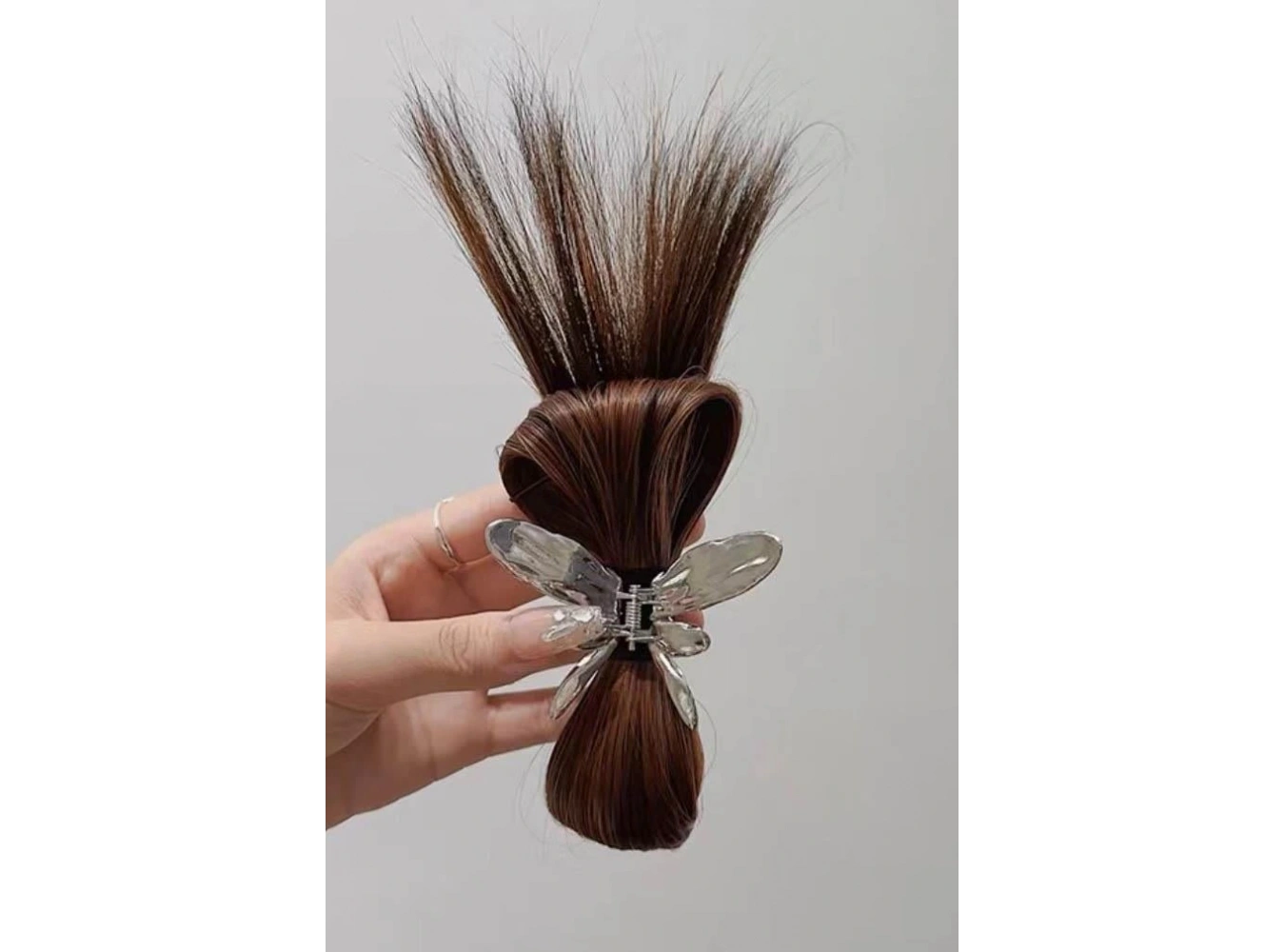 Kahverengi Dağınık Topuz Efektli Saç Eklentisi Kelebek Figürlü Mandal Toka