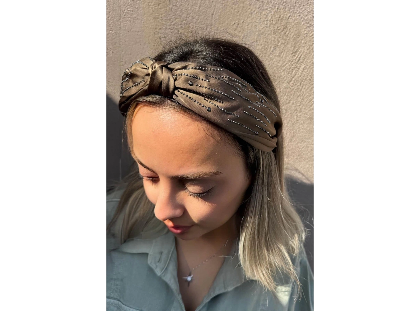 Kahverengi Düğüm Detaylı Taşlı Taç