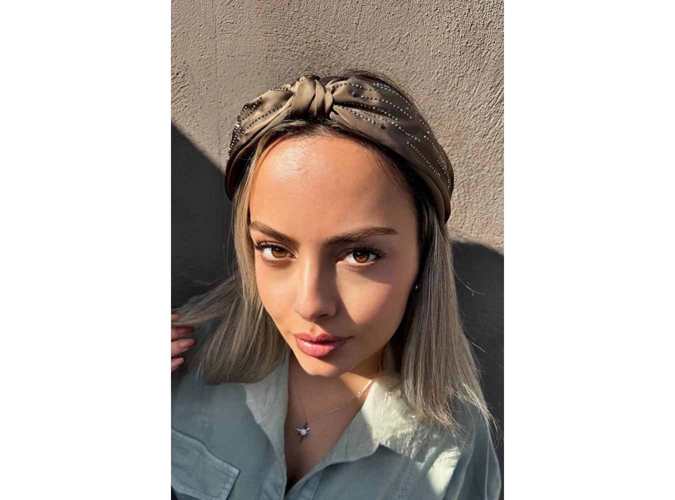 Kahverengi Düğüm Detaylı Taşlı Taç