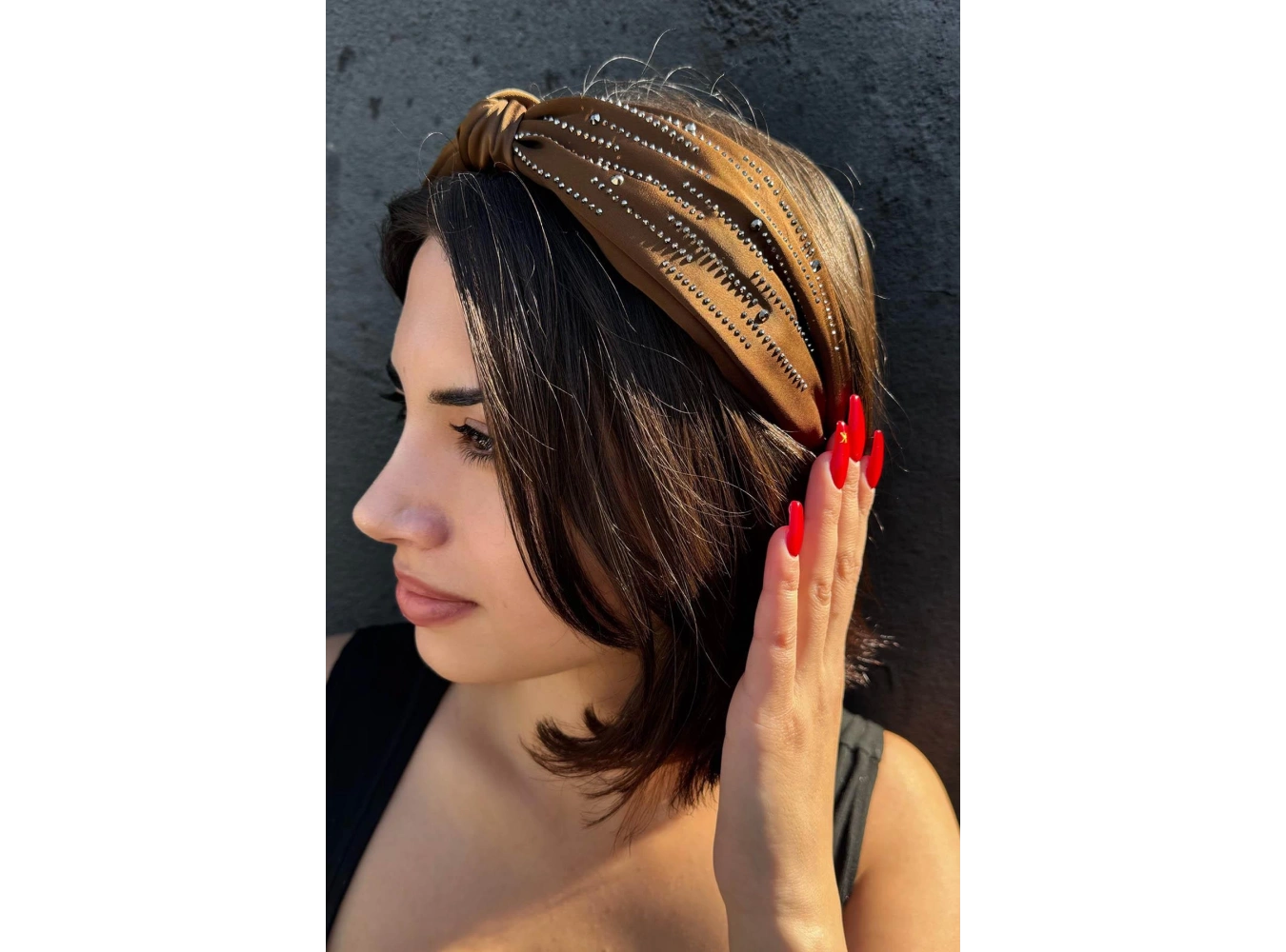 Kahverengi Düğüm Detaylı Taşlı Taç