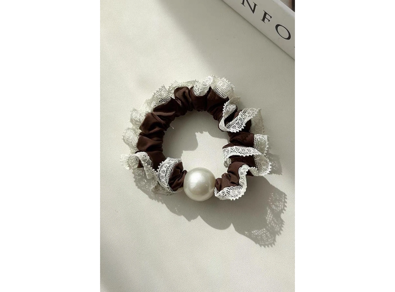 Kahverengi İnci Detaylı Lastik Toka