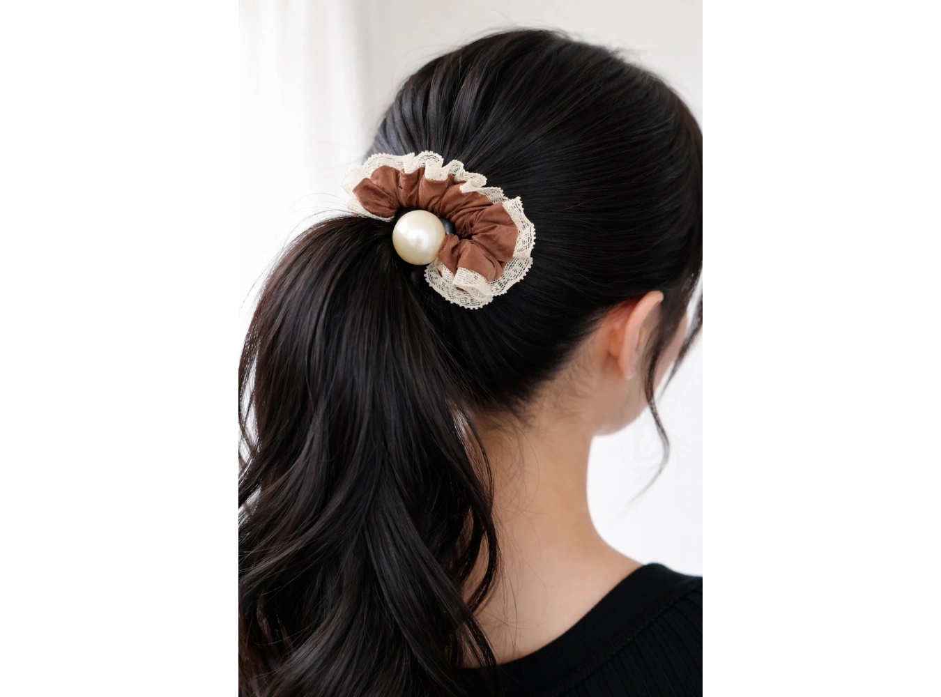 Kahverengi İnci Detaylı Lastik Toka