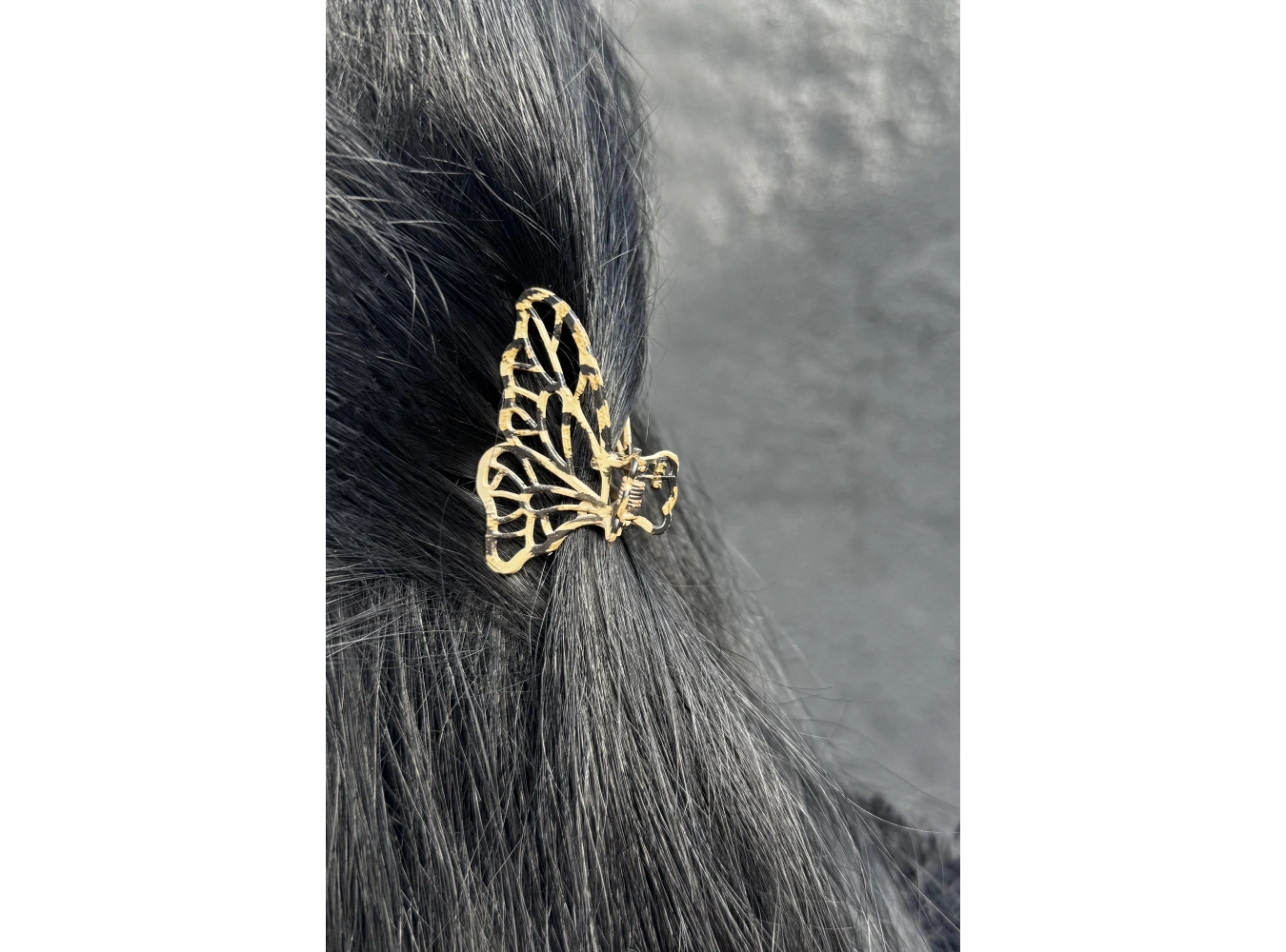 Kahverengi Kelebek Detaylı Leopar Desenli Mandal Toka