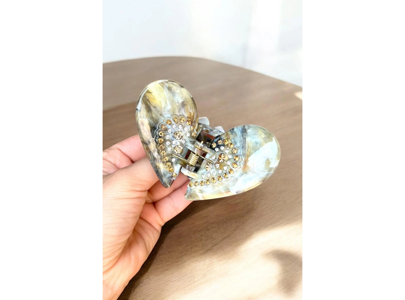 Kahverengi Kelebek Figürlü Taş Detaylı Kemik Mandal Toka