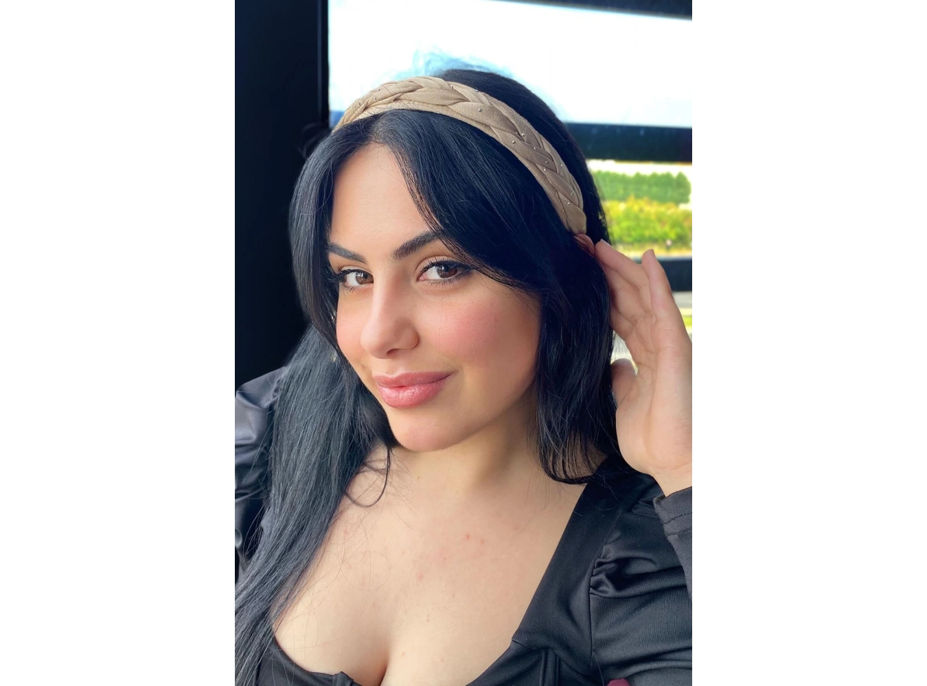 Kahverengi Örgü Detaylı Taç