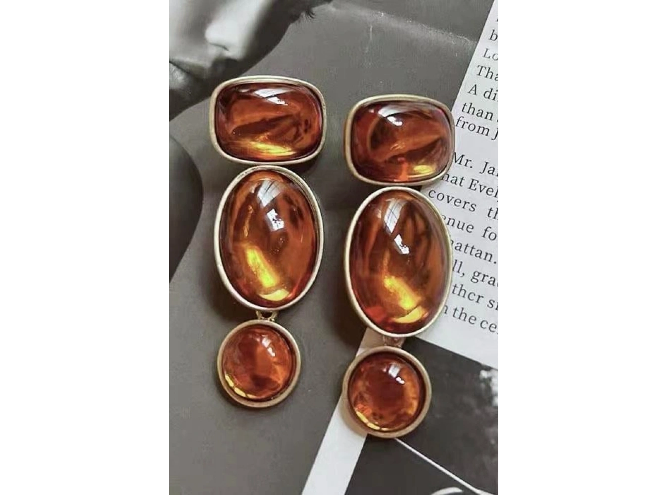 Kahverengi Sallantılı Tasarım Küpe (Çift)