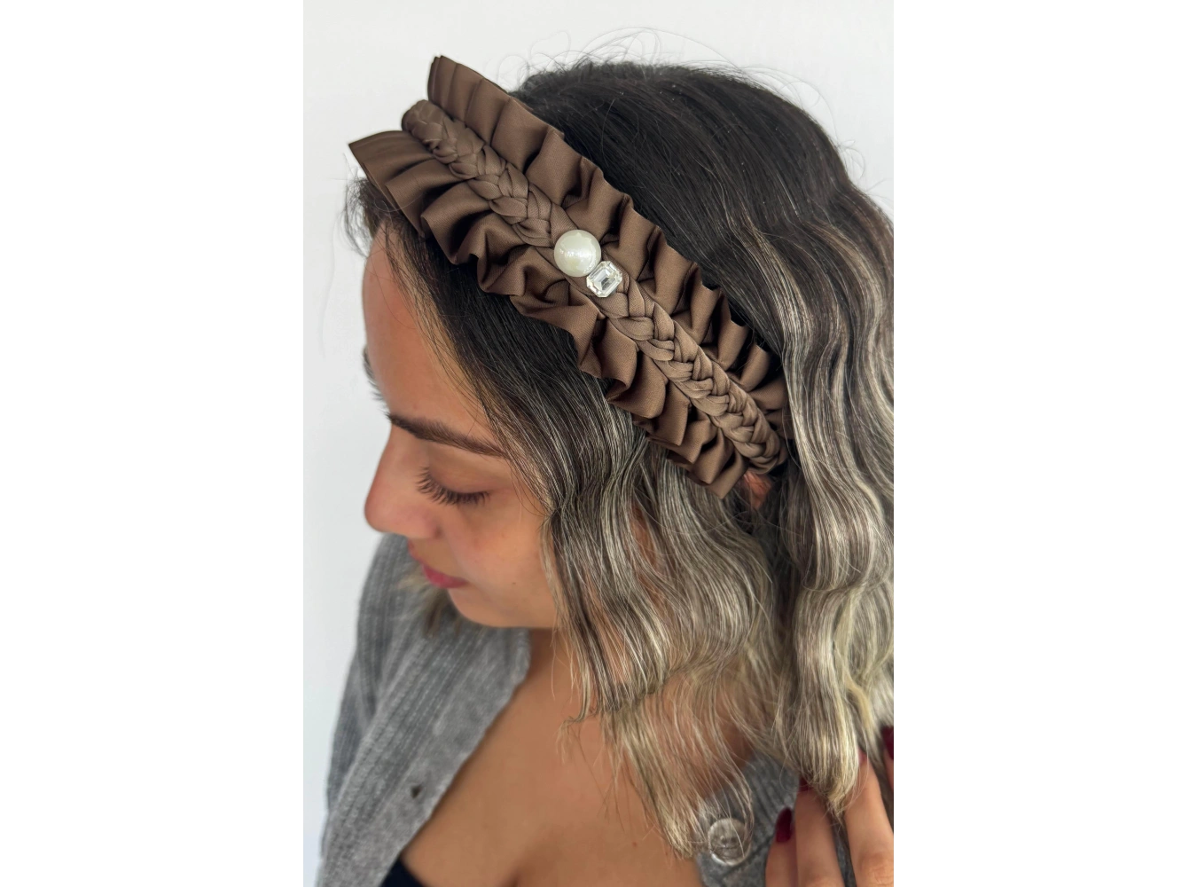 Kahverengi Taş Detaylı Büzgülü Taç