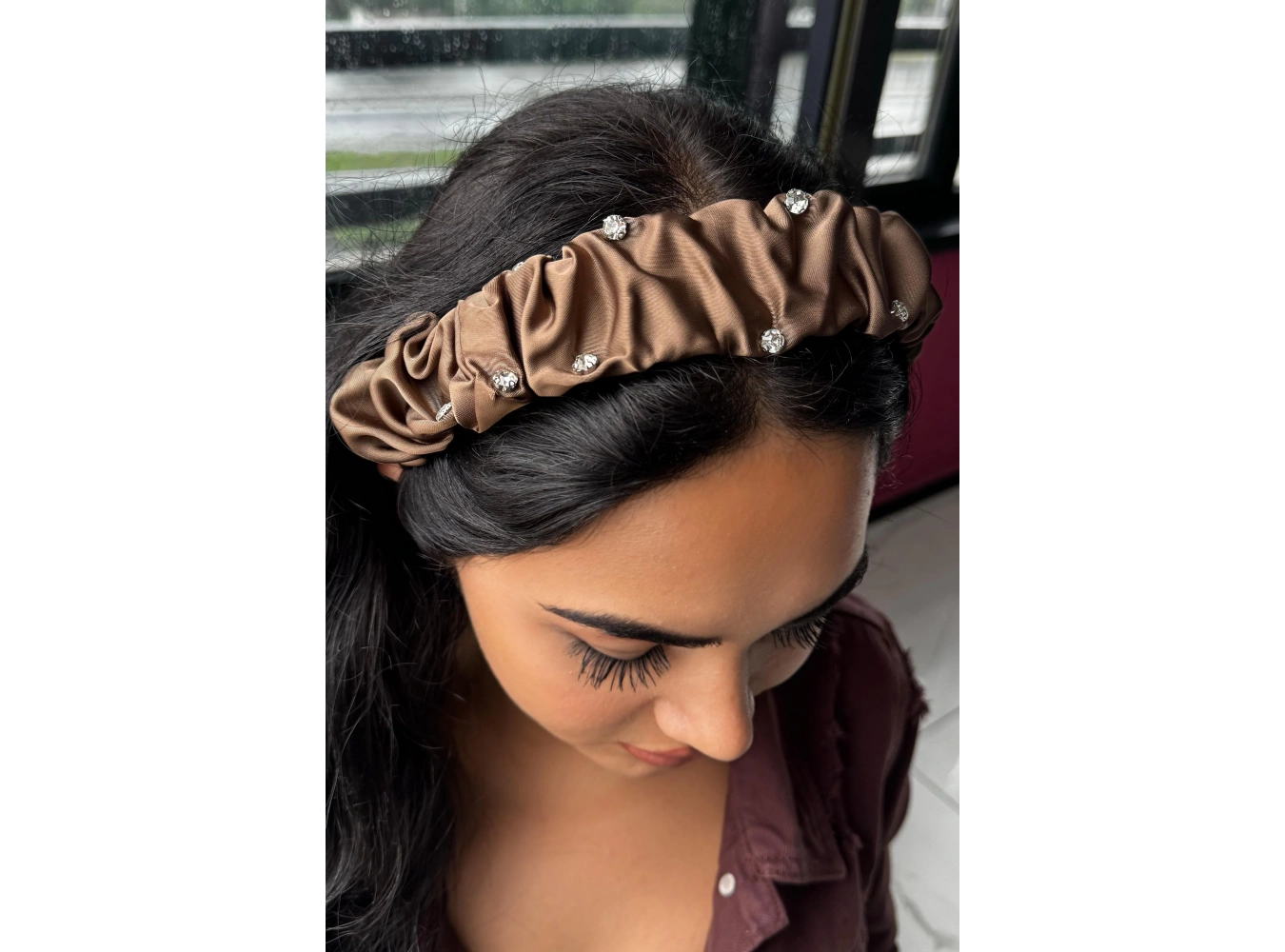 Kahverengi Taş Detaylı Saten Taç