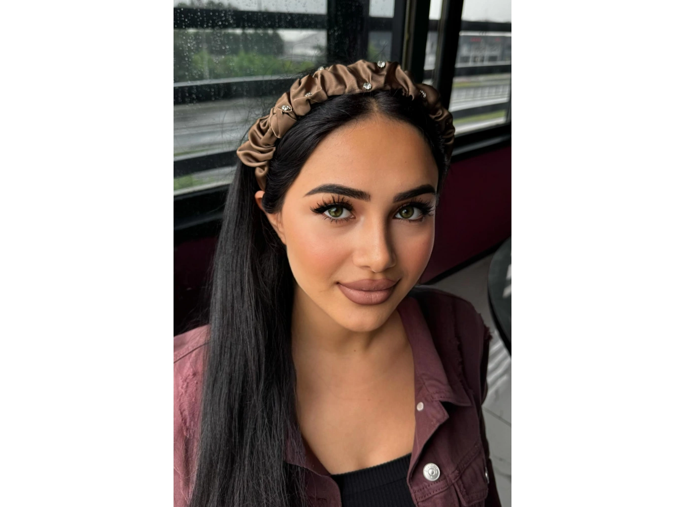 Kahverengi Taş Detaylı Saten Taç