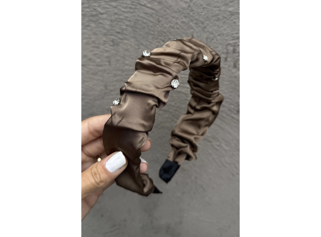 Kahverengi Taş Detaylı Saten Taç