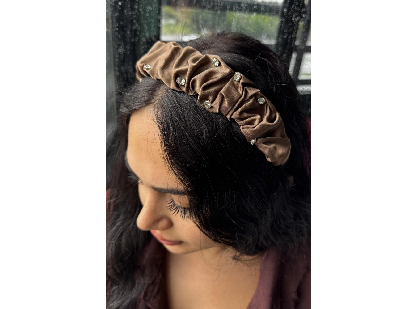 Kahverengi Taş Detaylı Saten Taç