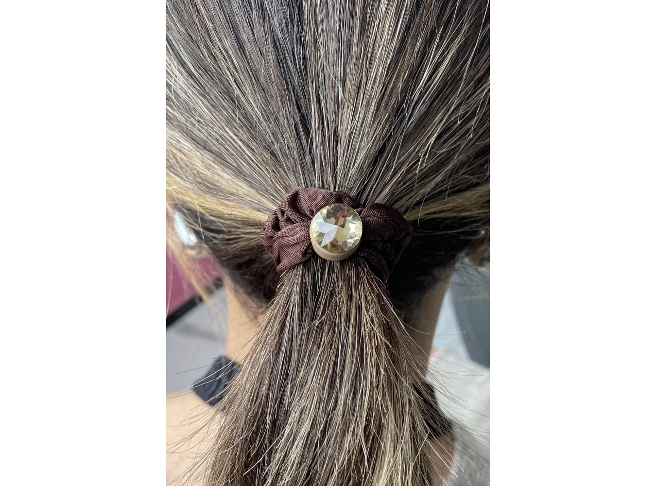 Kahverengi Taş Detaylı Saten Simit Toka