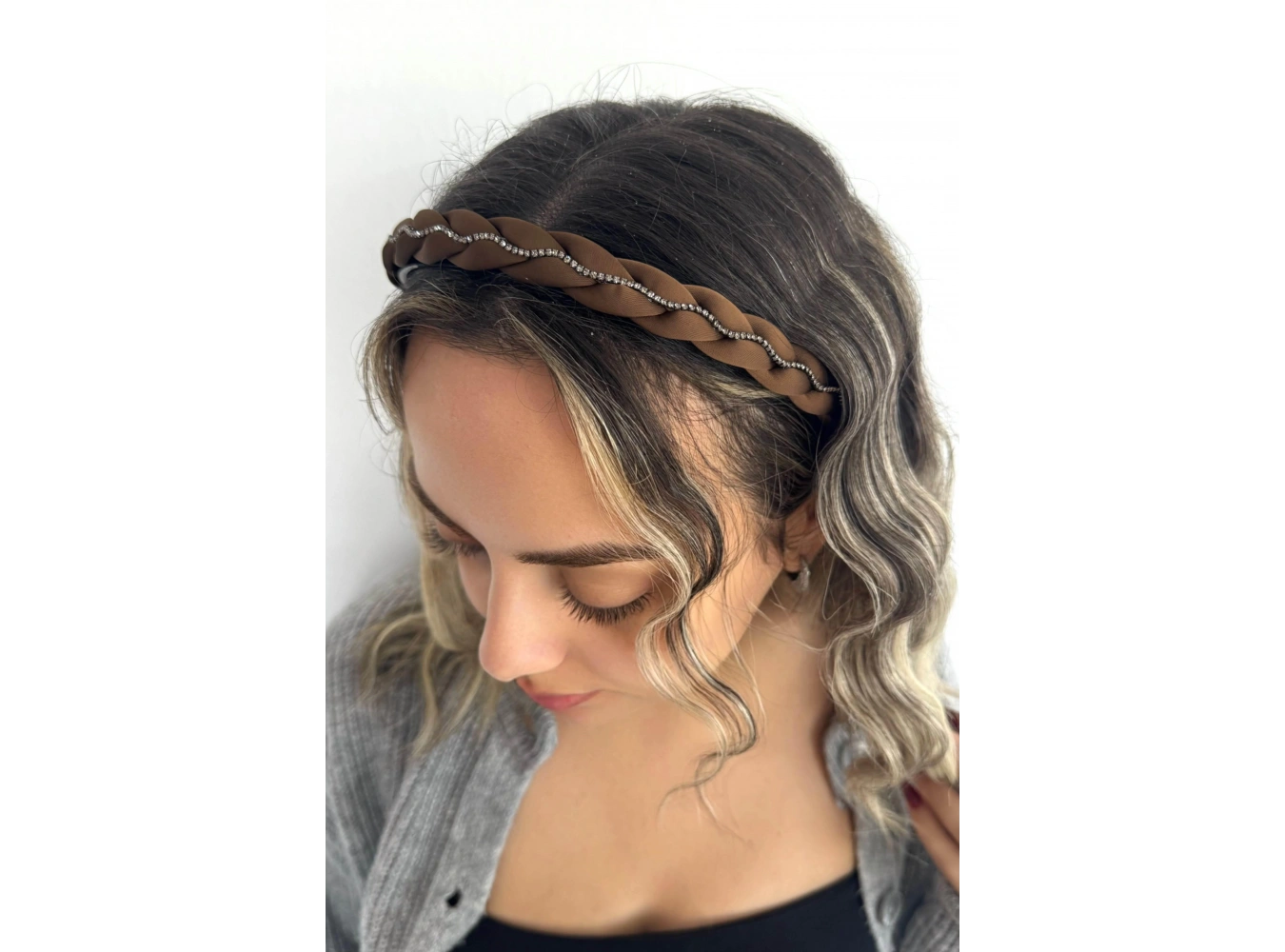 Kahverengi Taş Detaylı Taç