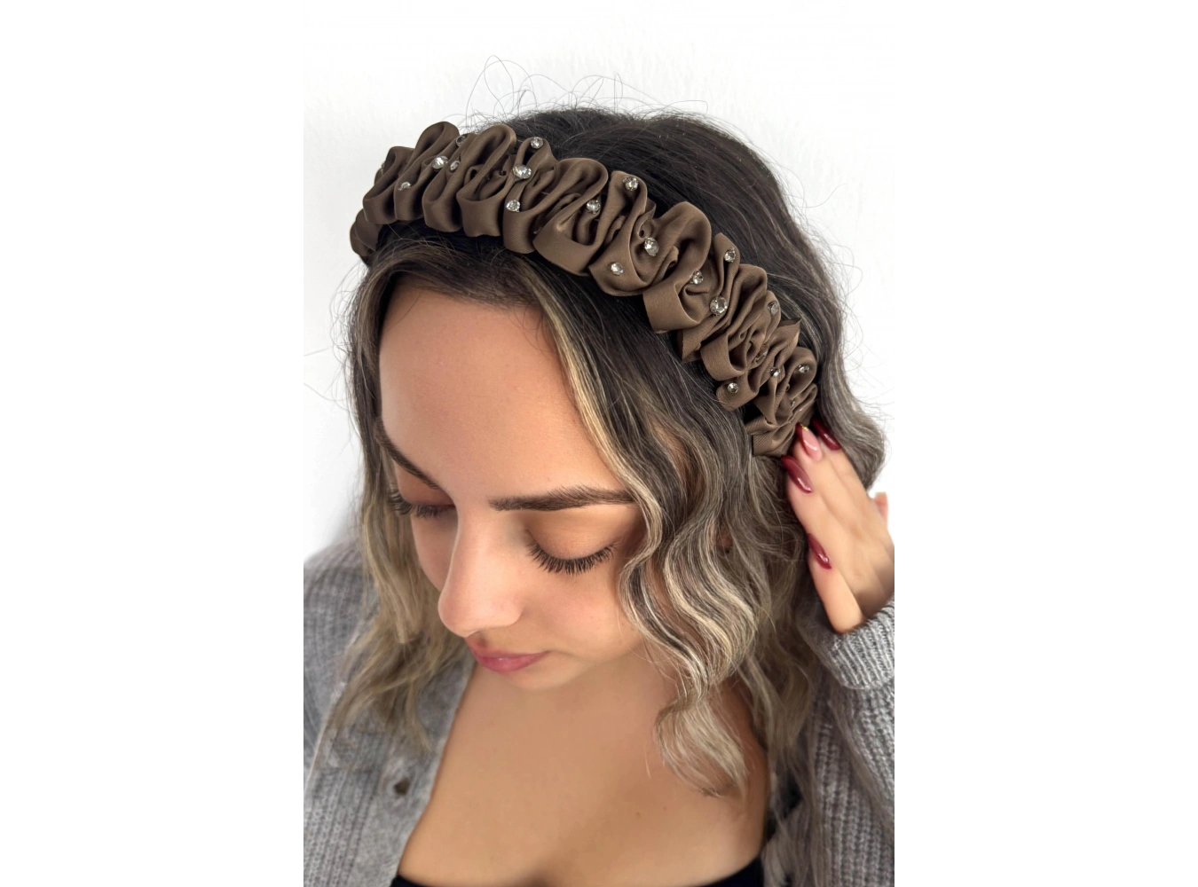 Kahverengi Taş Detaylı Taç