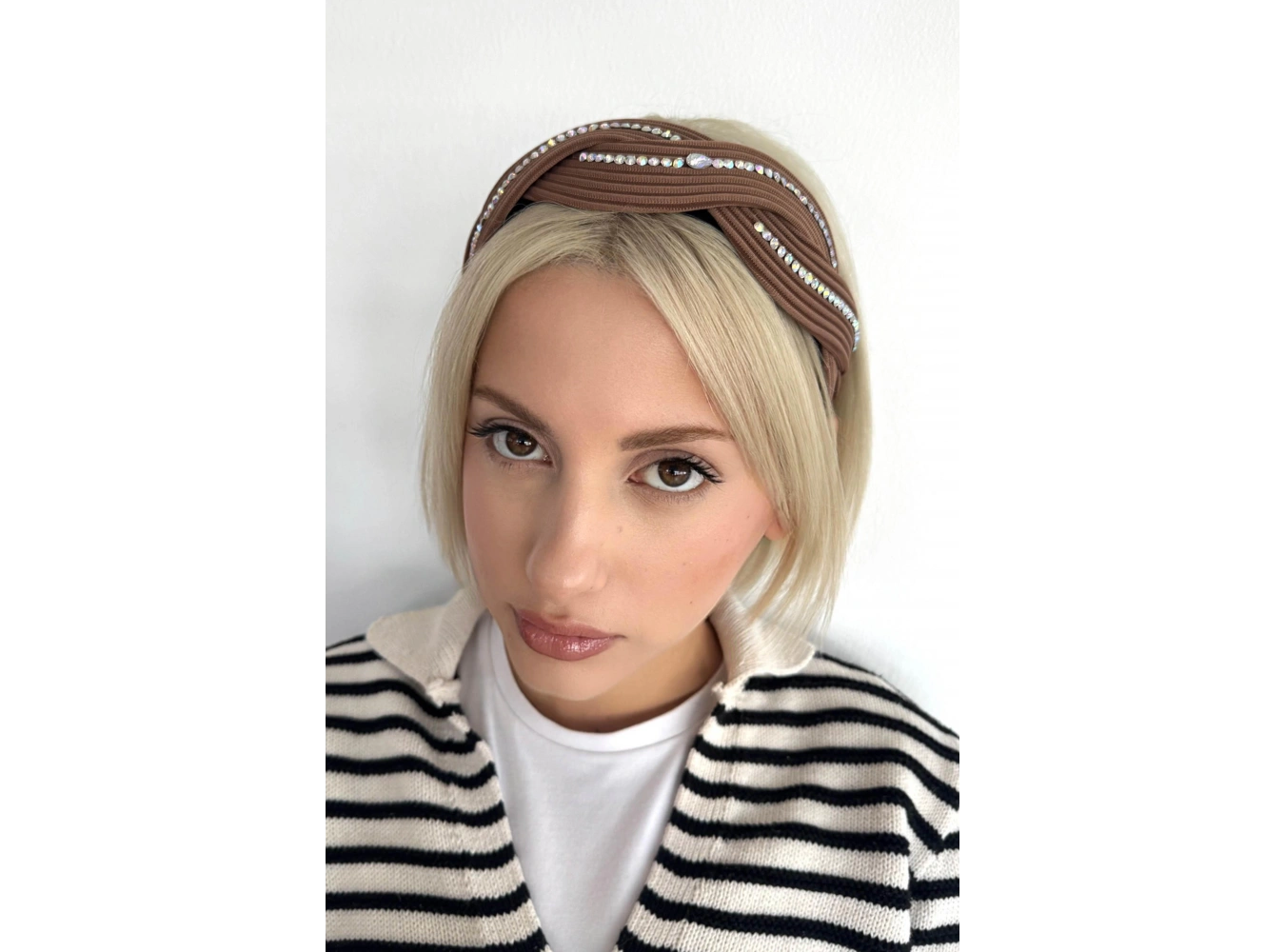 Kahverengi Taş Detaylı Taç