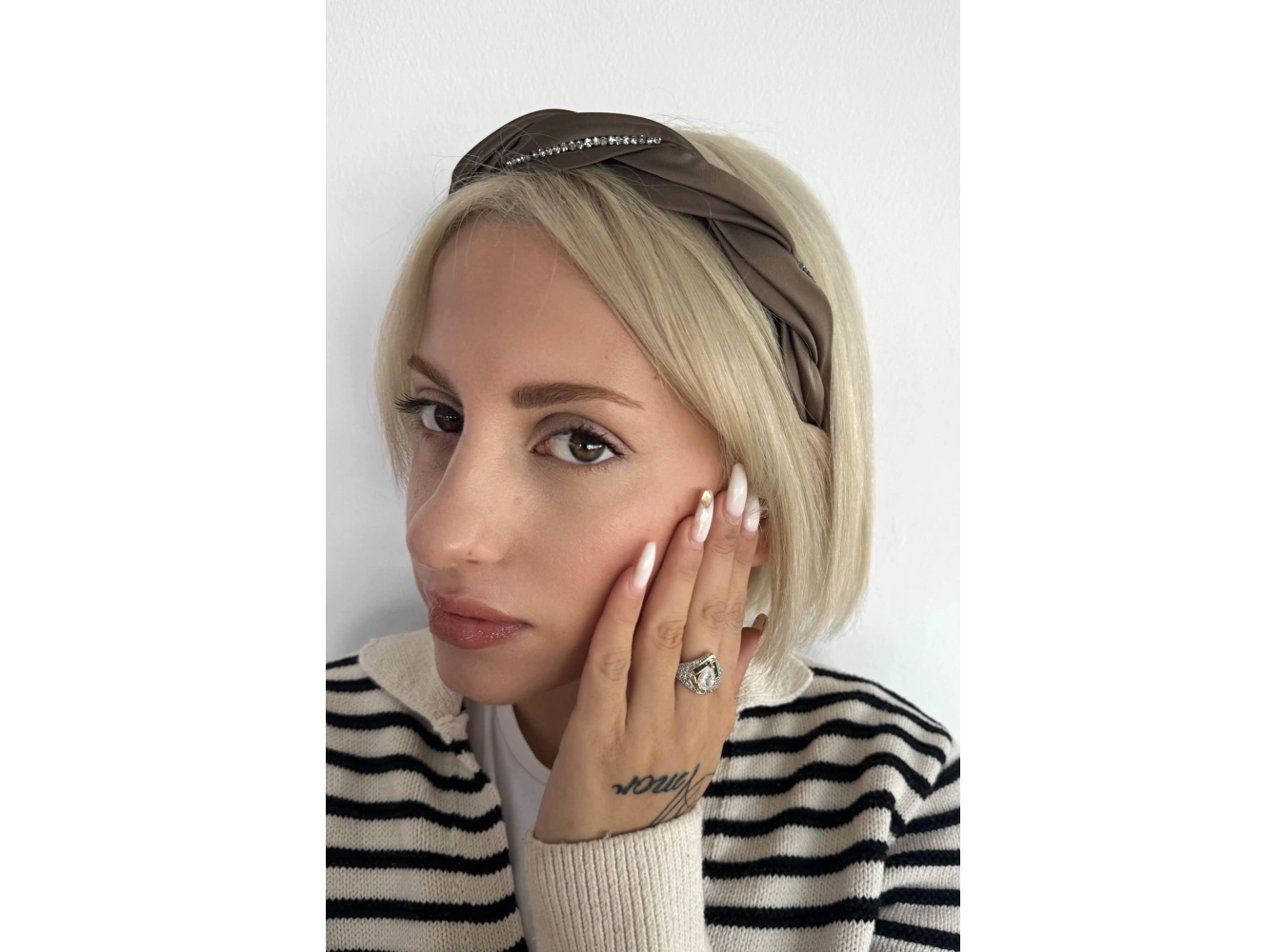 Kahverengi Taş Detaylı Taç