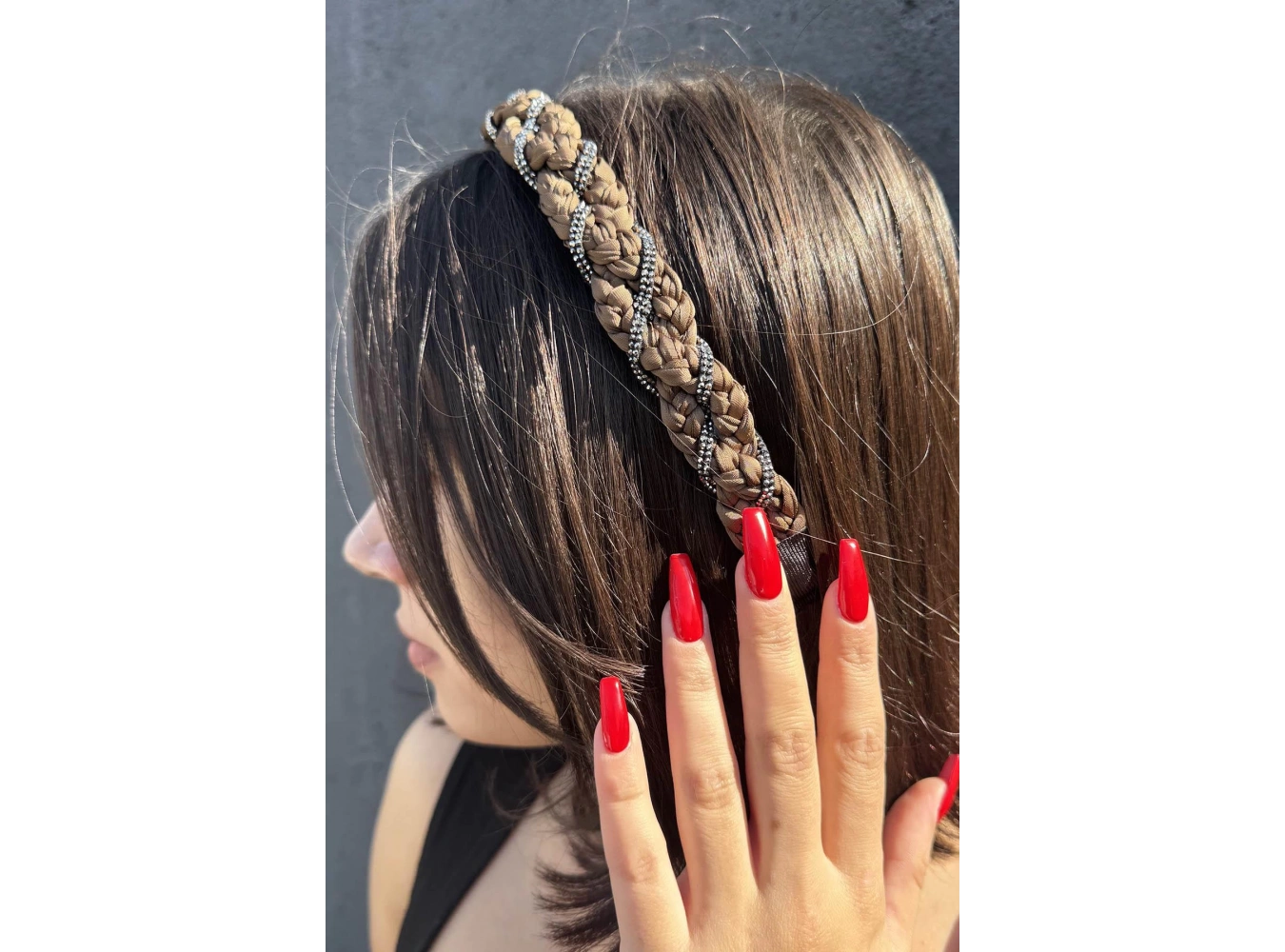 Kahverengi Taş Detaylı Taç