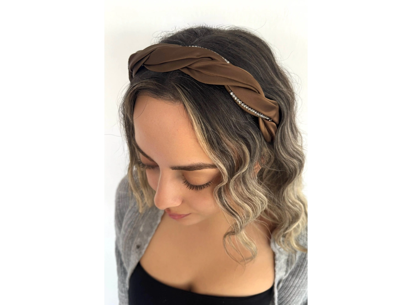 Kahverengi Taş Detaylı Taç