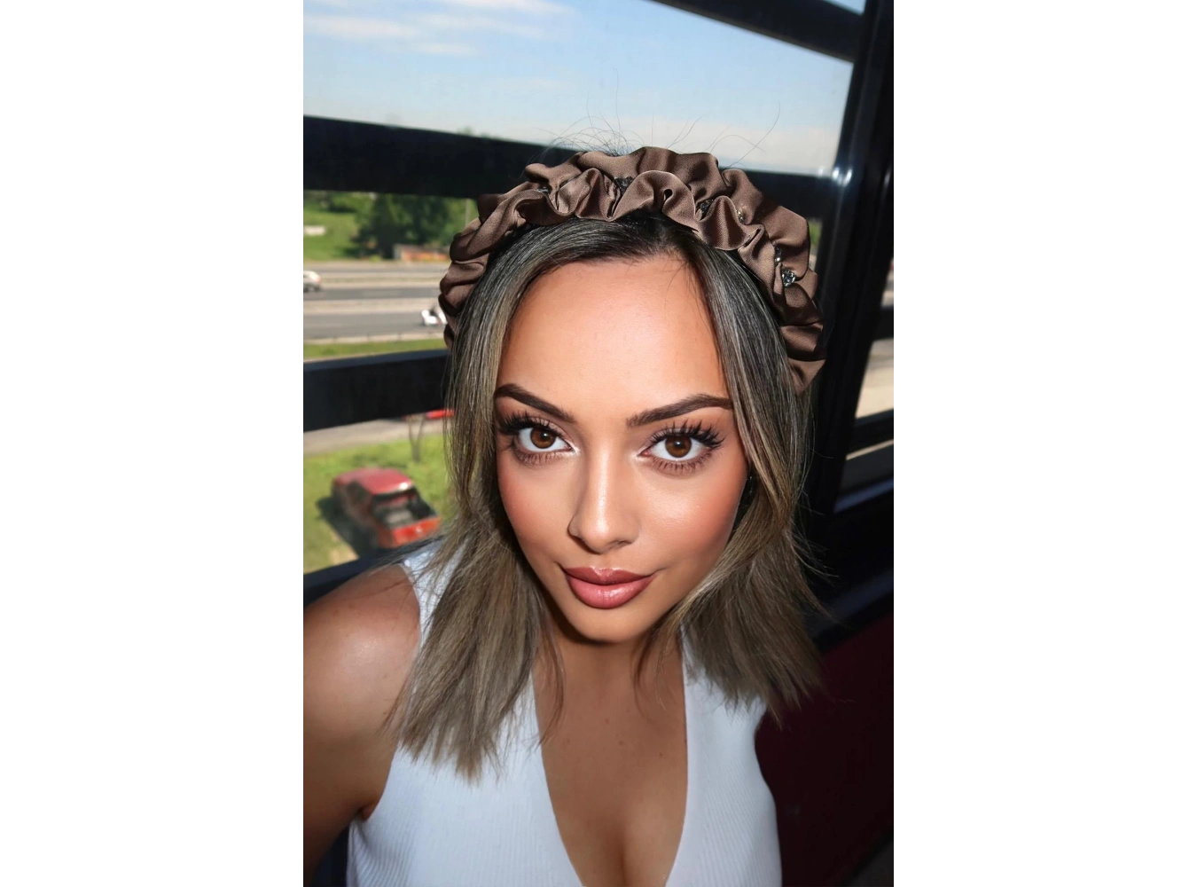 Kahverengi Taş Detaylı Taç