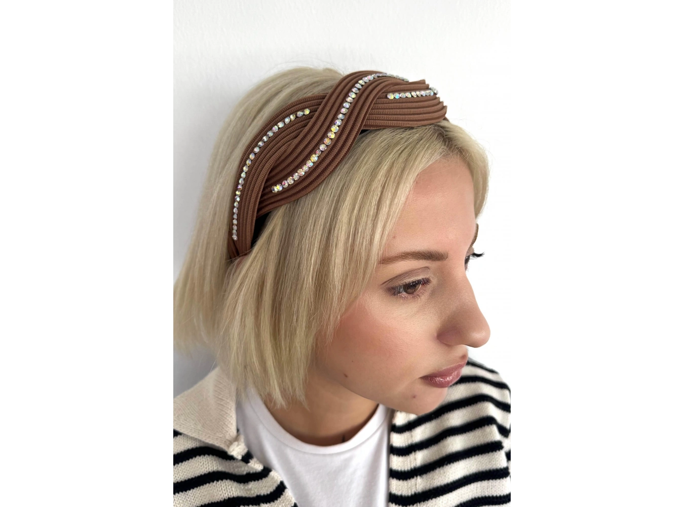 Kahverengi Taş Detaylı Taç