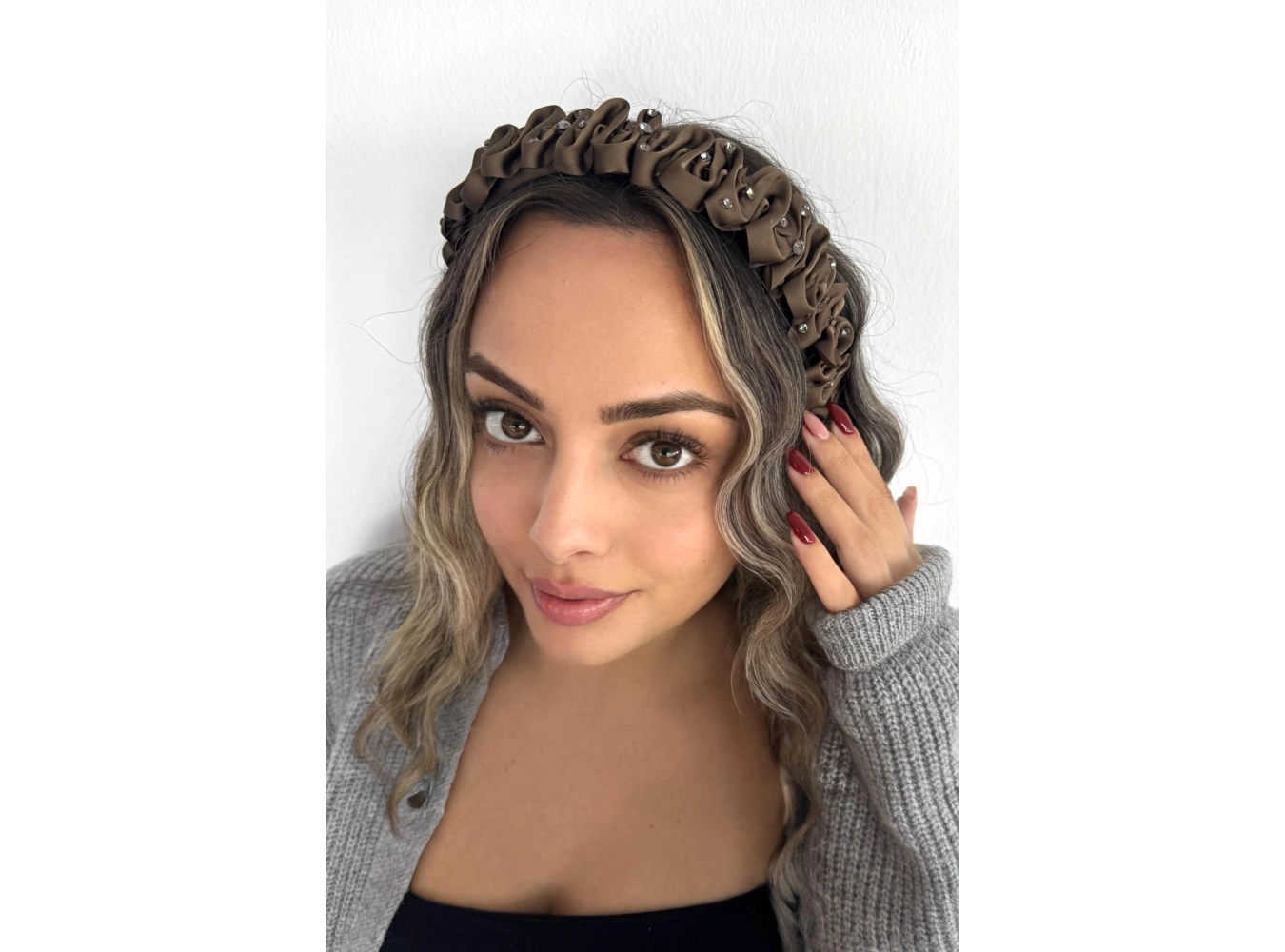 Kahverengi Taş Detaylı Taç