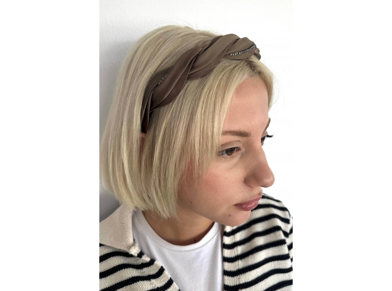 Kahverengi Taş Detaylı Taç