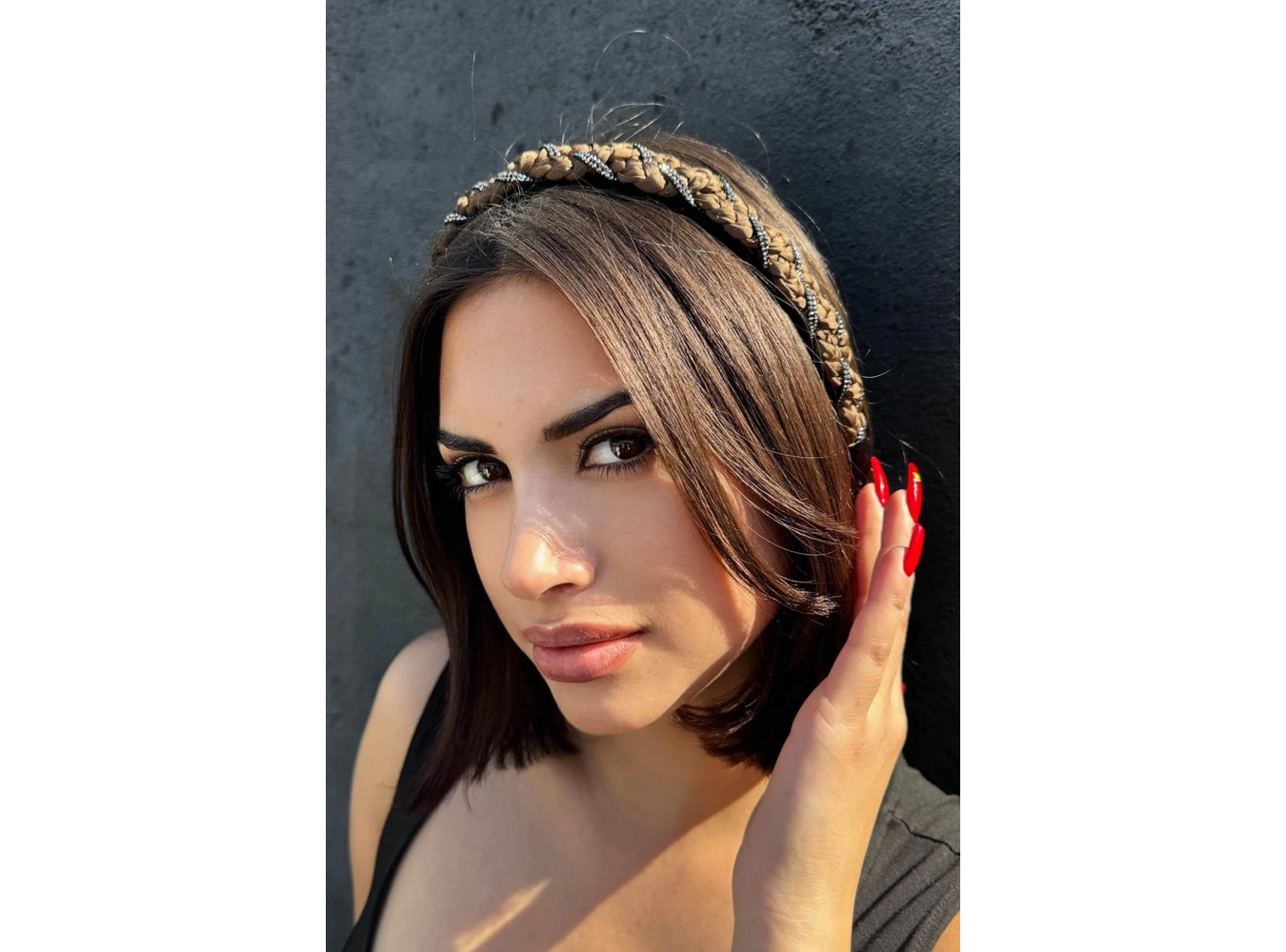 Kahverengi Taş Detaylı Taç