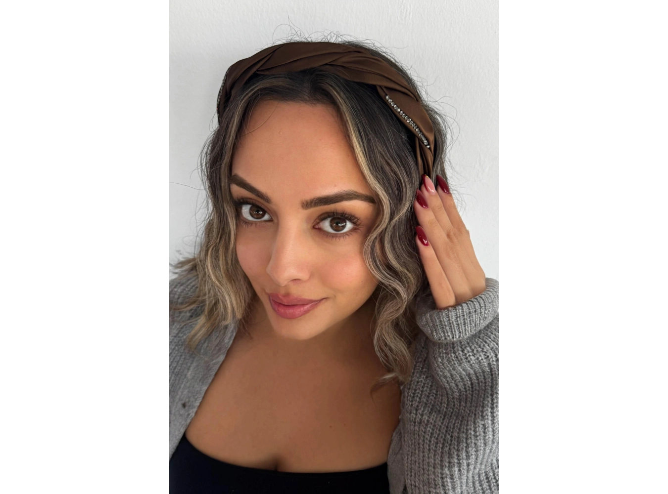 Kahverengi Taş Detaylı Taç