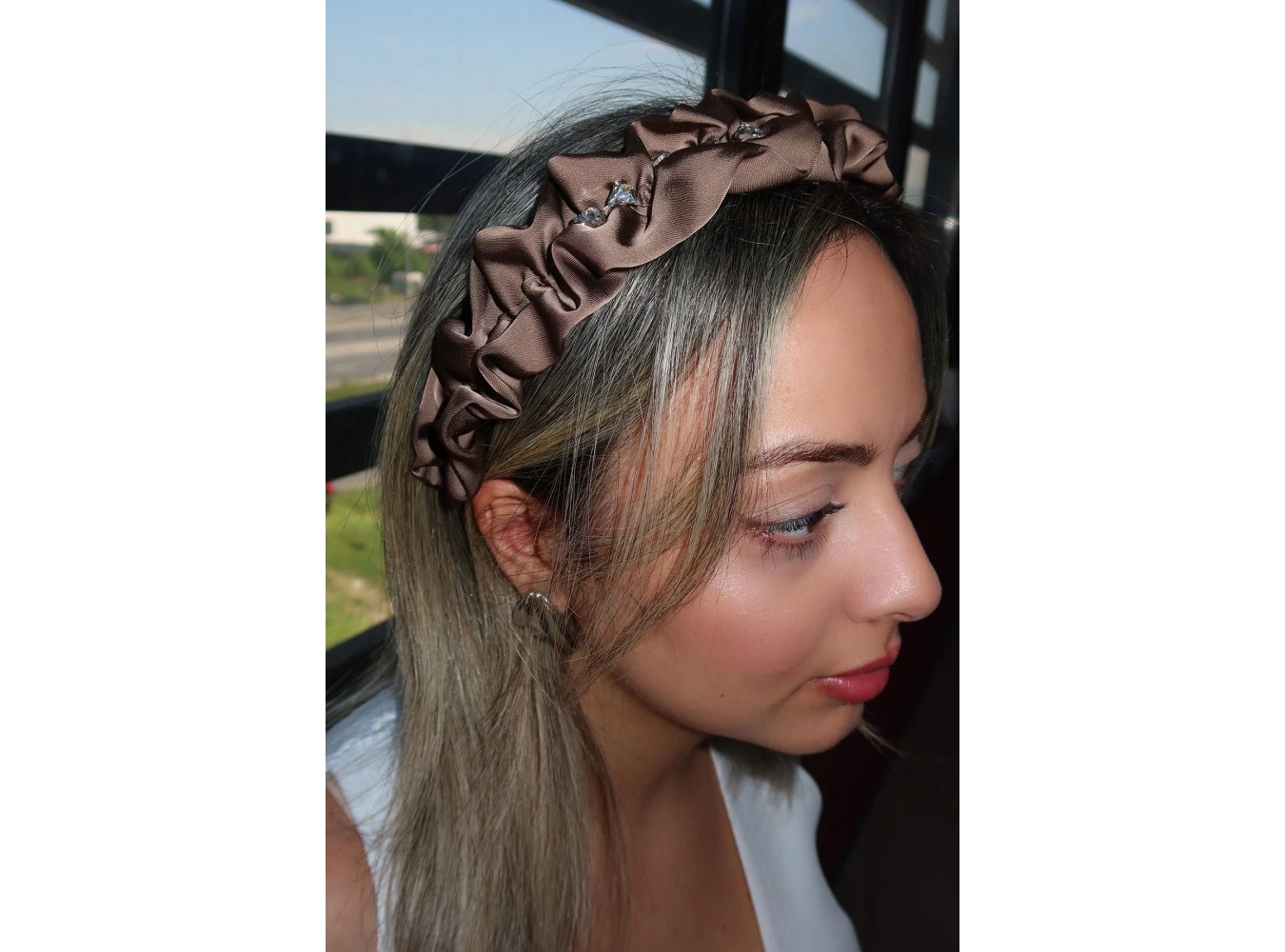 Kahverengi Taş Detaylı Taç