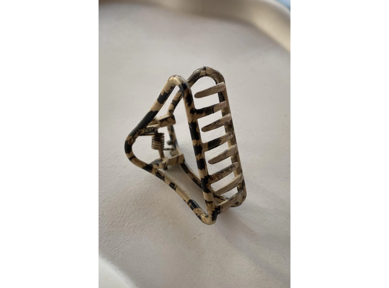 Kahverengi Üçgen Figürlü Leopar Desenli Mandal Toka