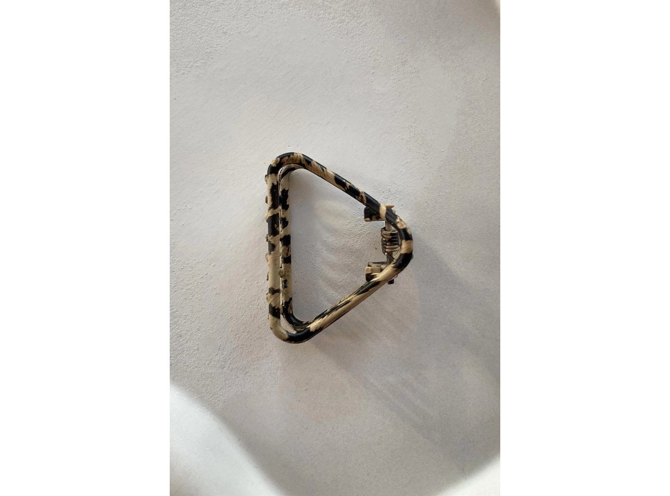 Kahverengi Üçgen Figürlü Leopar Desenli Mandal Toka