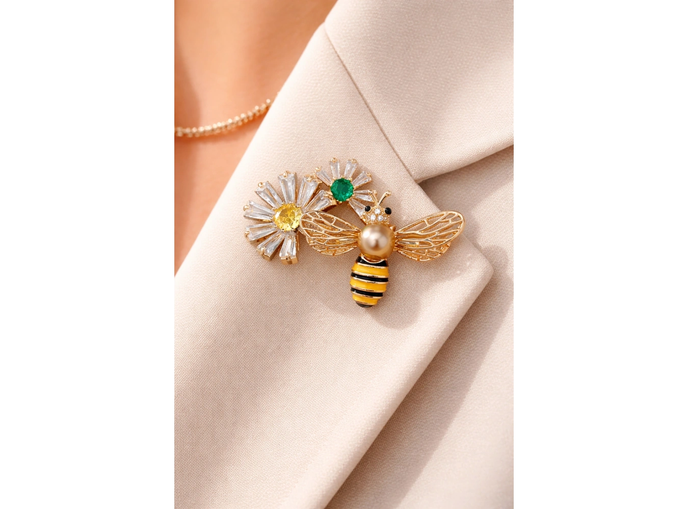 Karışık Renk Arı Ve Çiçek Figürlü Taşlı Broş