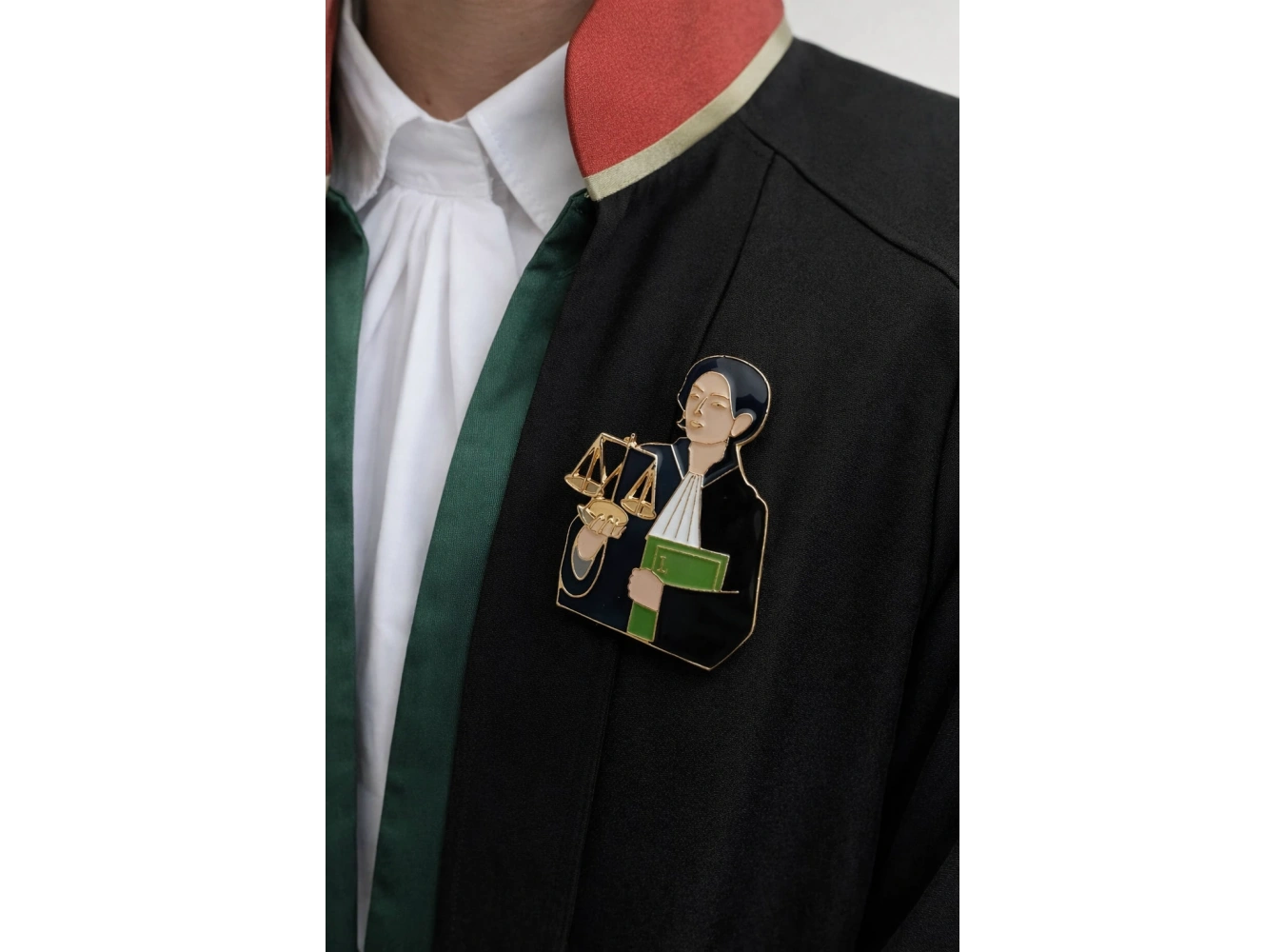 Karışık Renk Avukat/Hakim Figürlü Broş