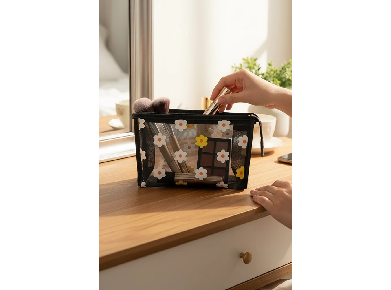 Karışık Renk Çiçek Detaylı Makyaj Çantası