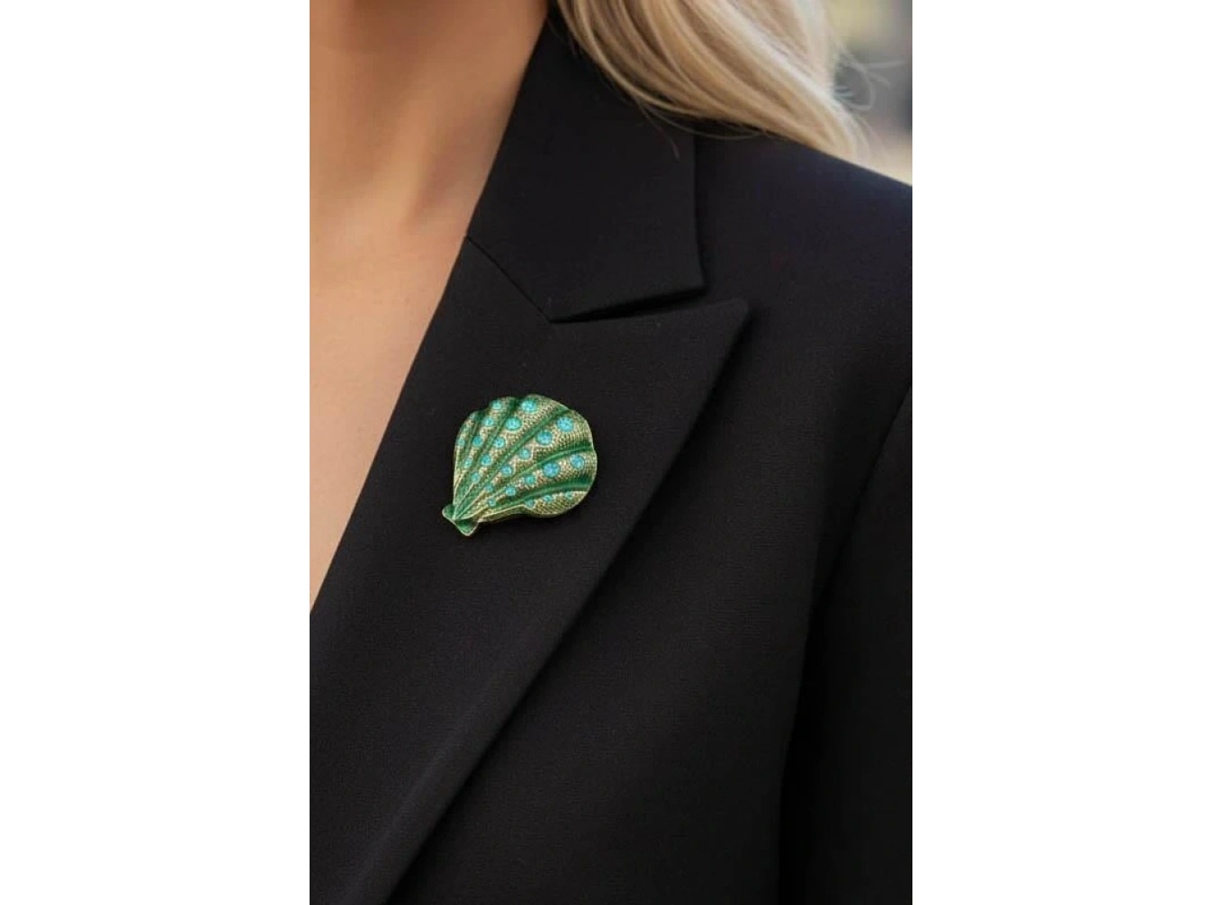 Karışık Renk Deniz Kabuğu Figürlü Taş Detaylı Broş